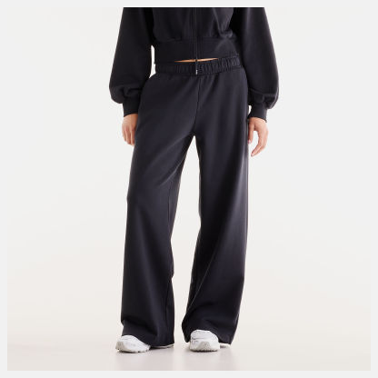 Lola is wearing size S and is 5'8"/172.72cm. Chest: 31.5"/80.01cm, Waist: 25.5"/64.77cm, Hips: 36"/91.44cm
