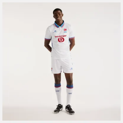 Nelson is wearing size M and is 5'4.5"/164cm. Chest: 34.75"/88cm, Waist: 29"/74cm, Hips: 35.5"/90cm