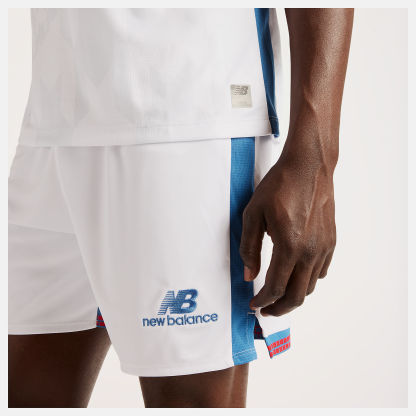 Nelson is wearing size M and is 5'4.5"/164cm. Chest: 34.75"/88cm, Waist: 29"/74cm, Hips: 35.5"/90cm
