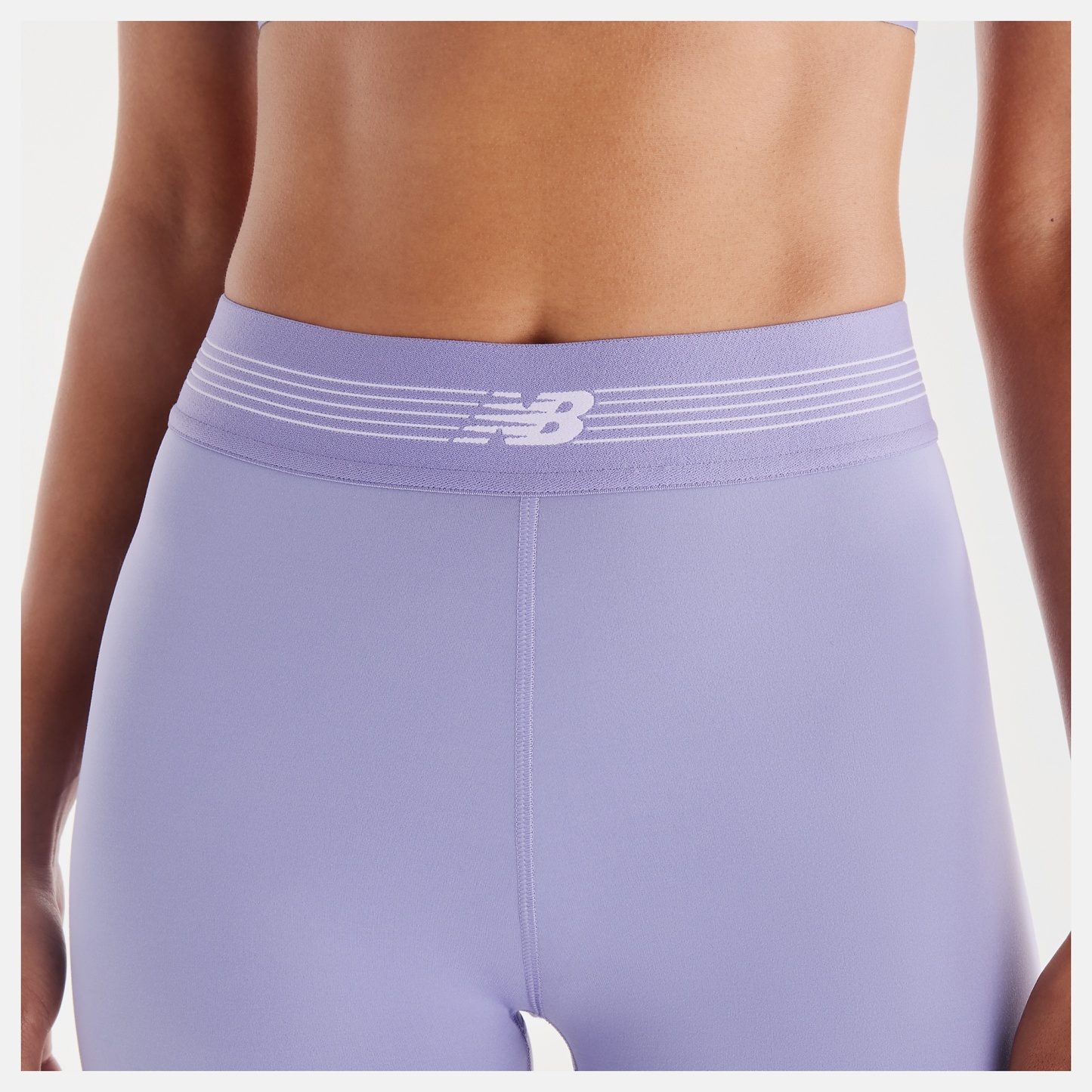 Chi lleva una talla S y mide 5'9"/ 175cm. Pecho : 32"/81cm, Cintura : 24"/61cm, Caderas : 35"/89cm