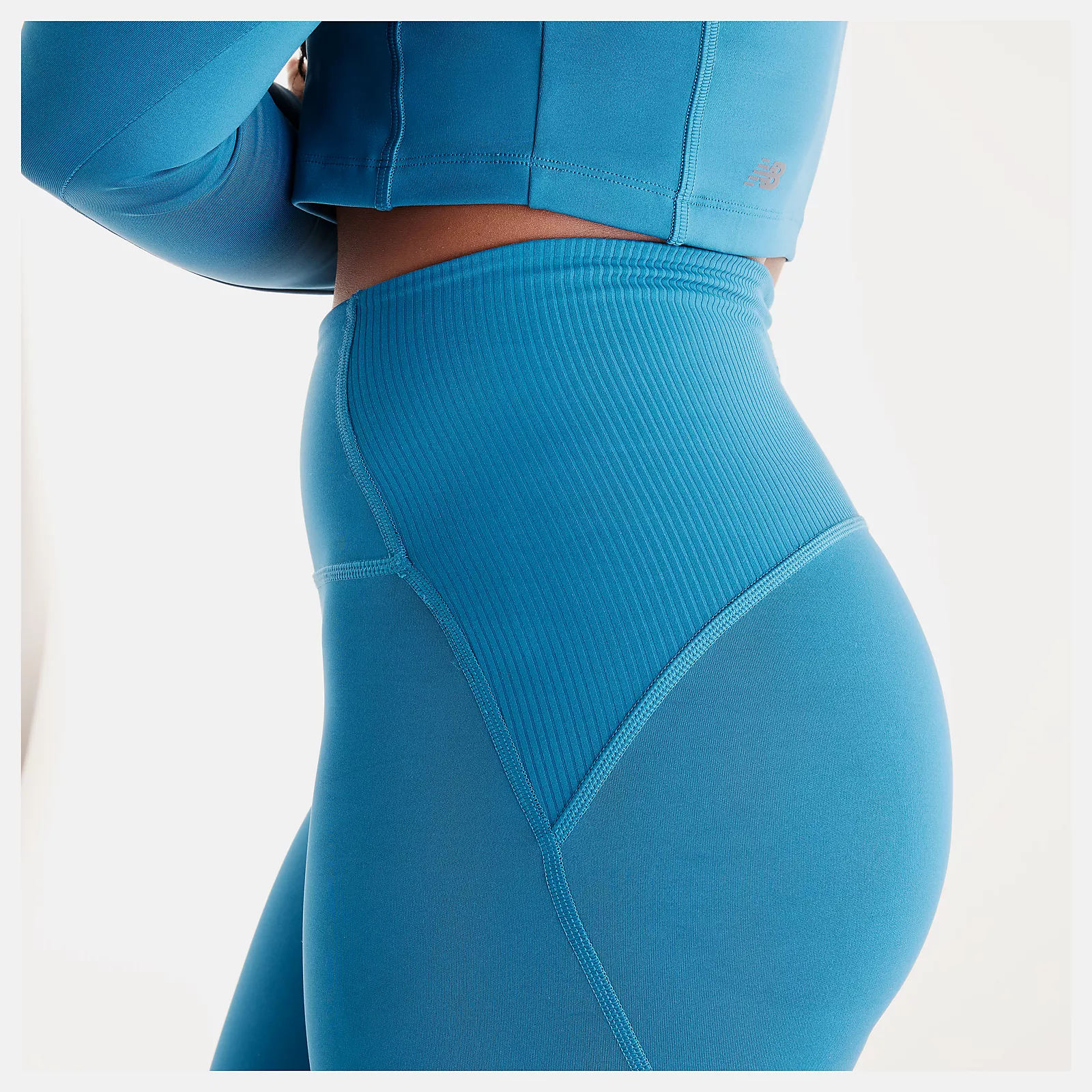 Isio-Maya is wearing size S and is 5'8"/172.72cm. Chest: 34"/86.36cm, Waist: 27.5"/69.85cm, Hips: 39"/99.06cm