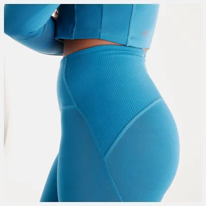 Isio-Maya is wearing size S and is 5'8"/172.72cm. Chest: 34"/86.36cm, Waist: 27.5"/69.85cm, Hips: 39"/99.06cm