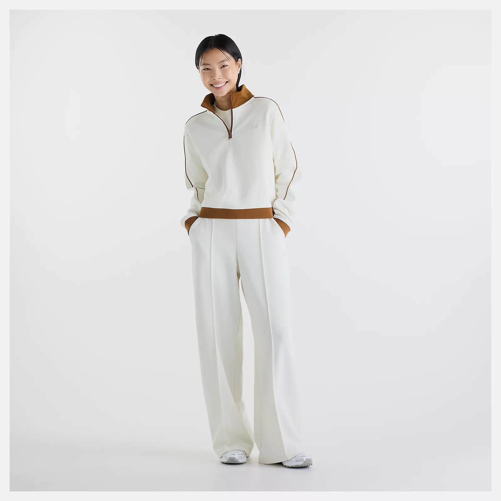 Suhyun is wearing size S and is 5'7"/170.18cm. Chest: 30"/76.2cm, Waist: 24"/60.96cm, Hips: 35"/88.9cm