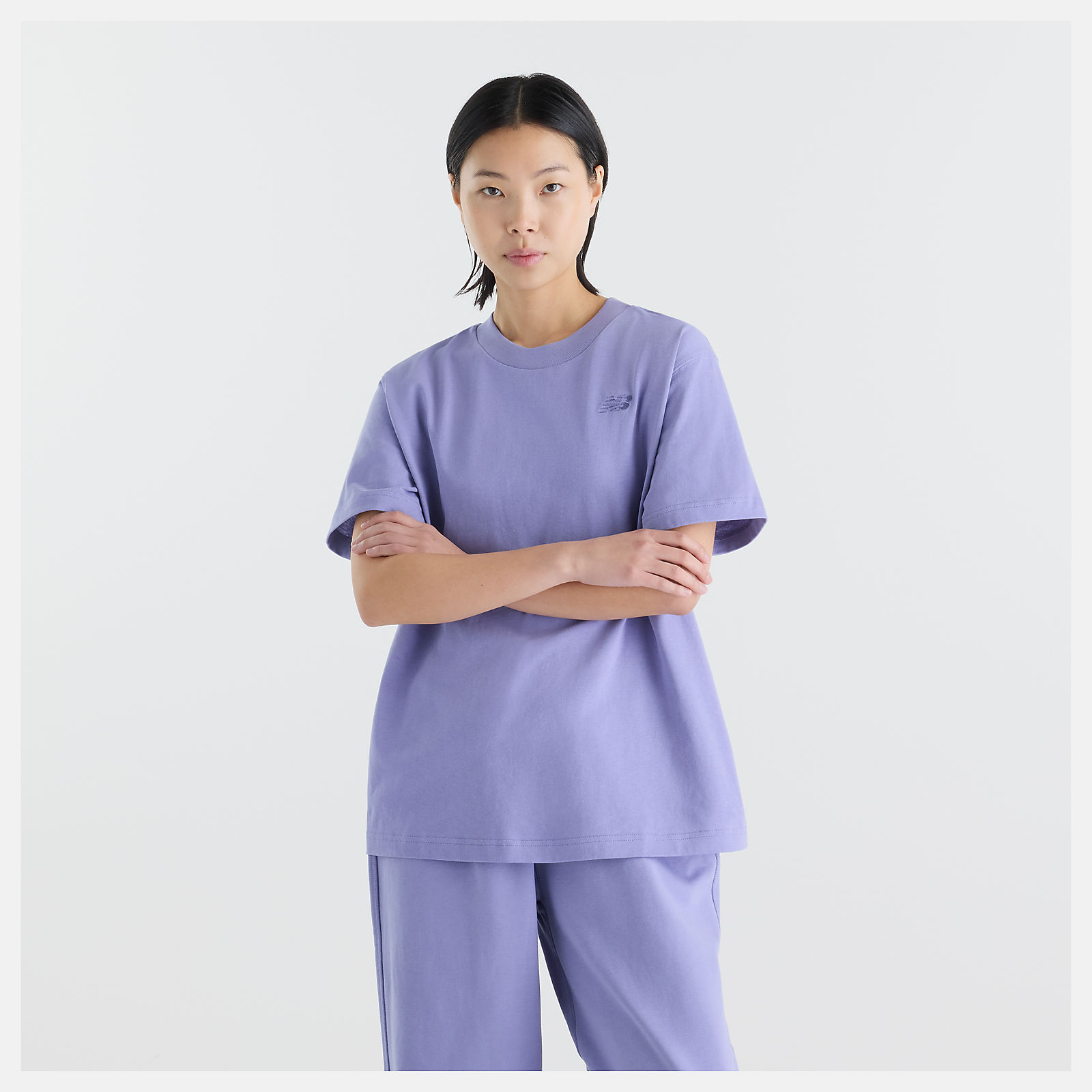 Suhyun Shin is wearing size S and is 5'7"/170.18cm. Chest: 30"/76.2cm, Waist: 24"/60.96cm, Hips: 35"/88.9cm
