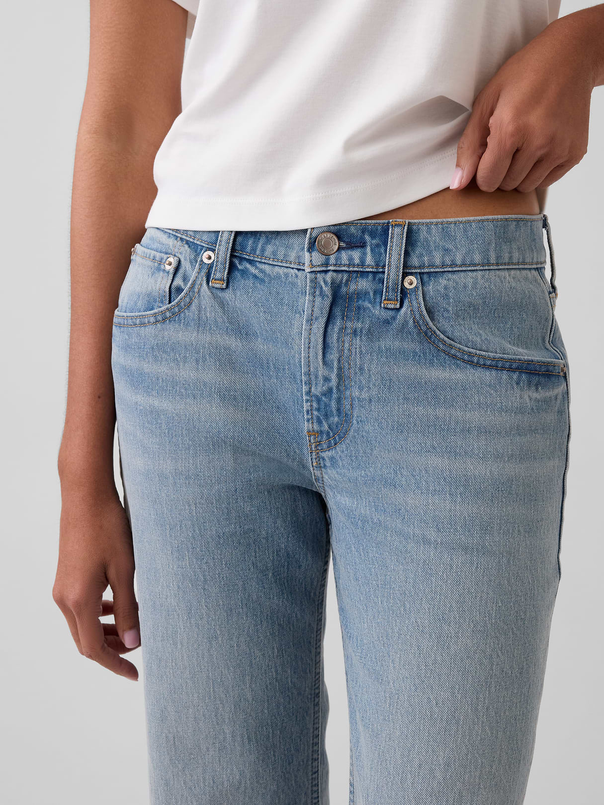 Mid Rise Relaxed Straight Jeans - Light tint indigo