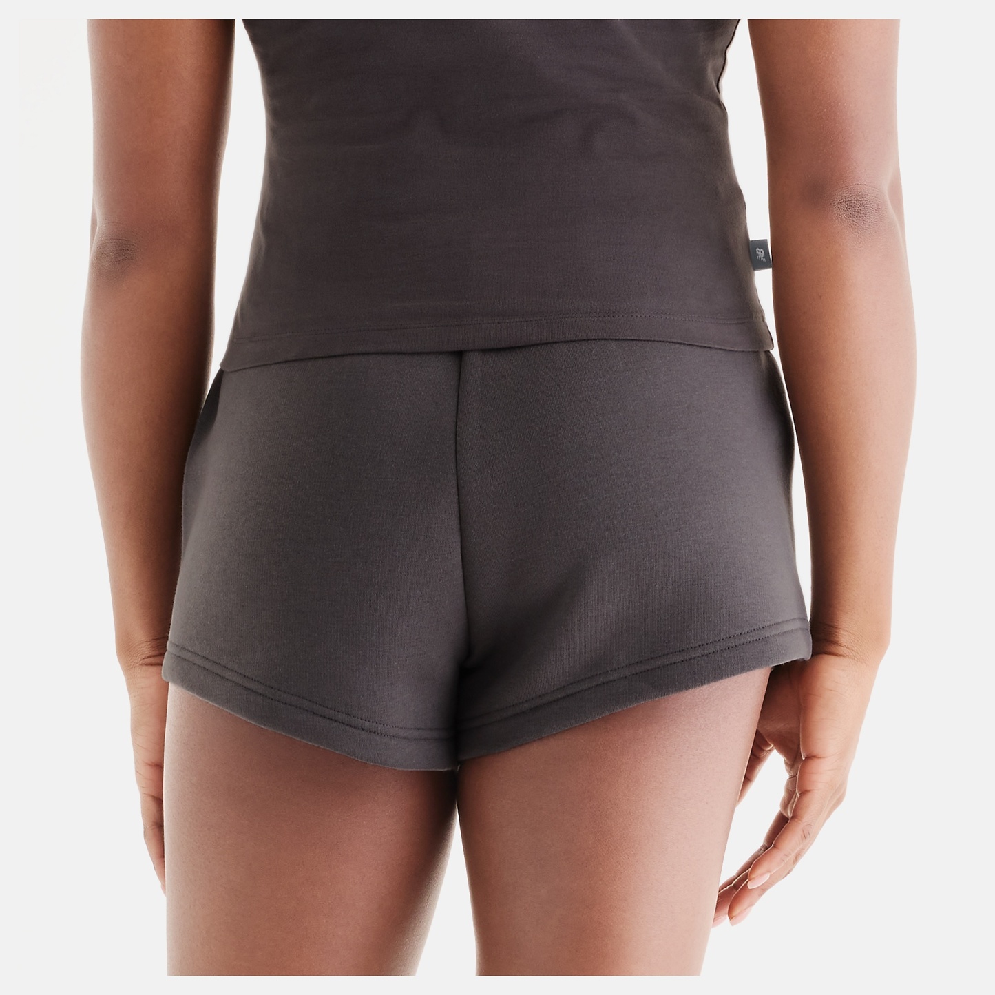 Isio-Maya lleva una talla S y mide 5'8"/172.72cm. Pecho : 34"/86.36cm, Cintura : 27.5"/69.85cm, Caderas : 39"/99.06cm