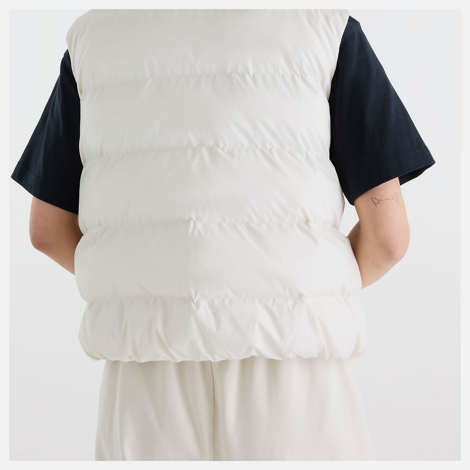 Suhyun Shin is wearing size S and is 5'7"/170.18cm. Chest: 30"/76.2cm, Waist: 24"/60.96cm, Hips: 35"/88.9cm