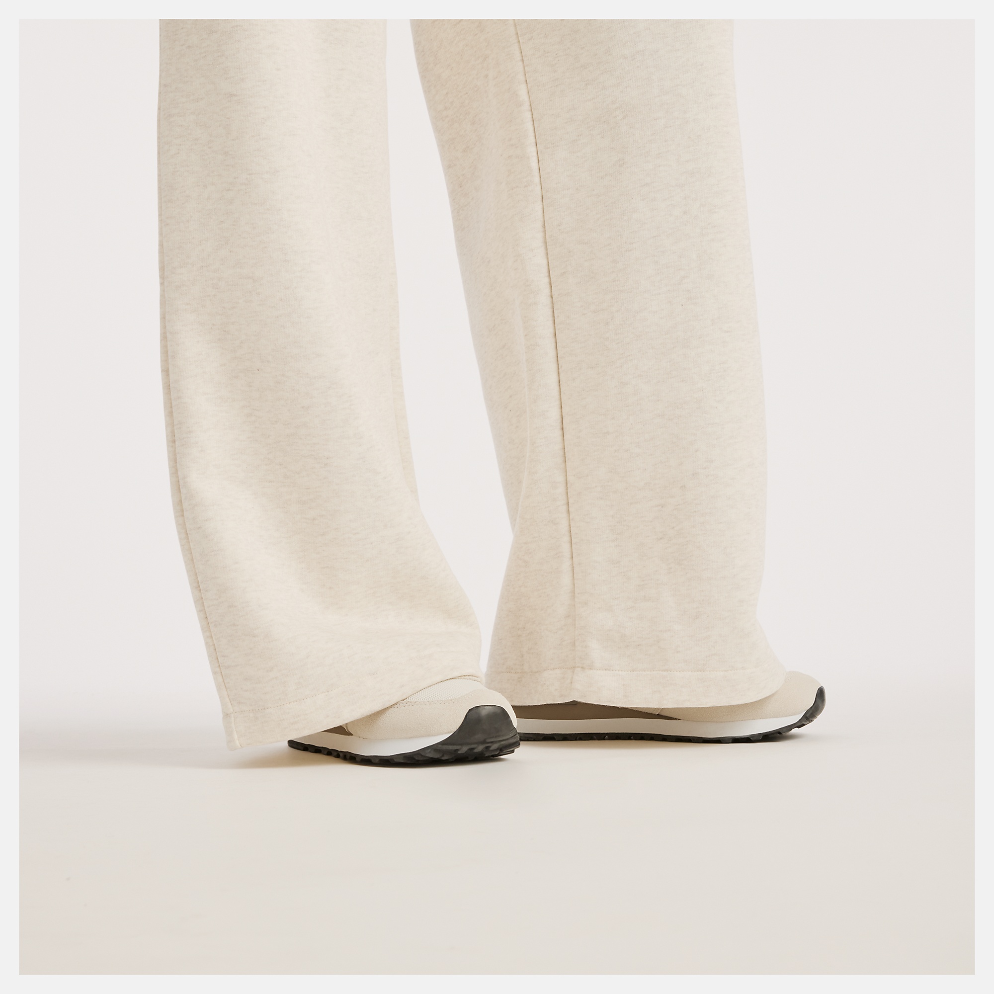 Idi lleva una talla S y mide 5'9.5"/177cm. Pecho : 32.5"/83cm, Cintura : 24.75"/63cm, Caderas : 35"/89cm