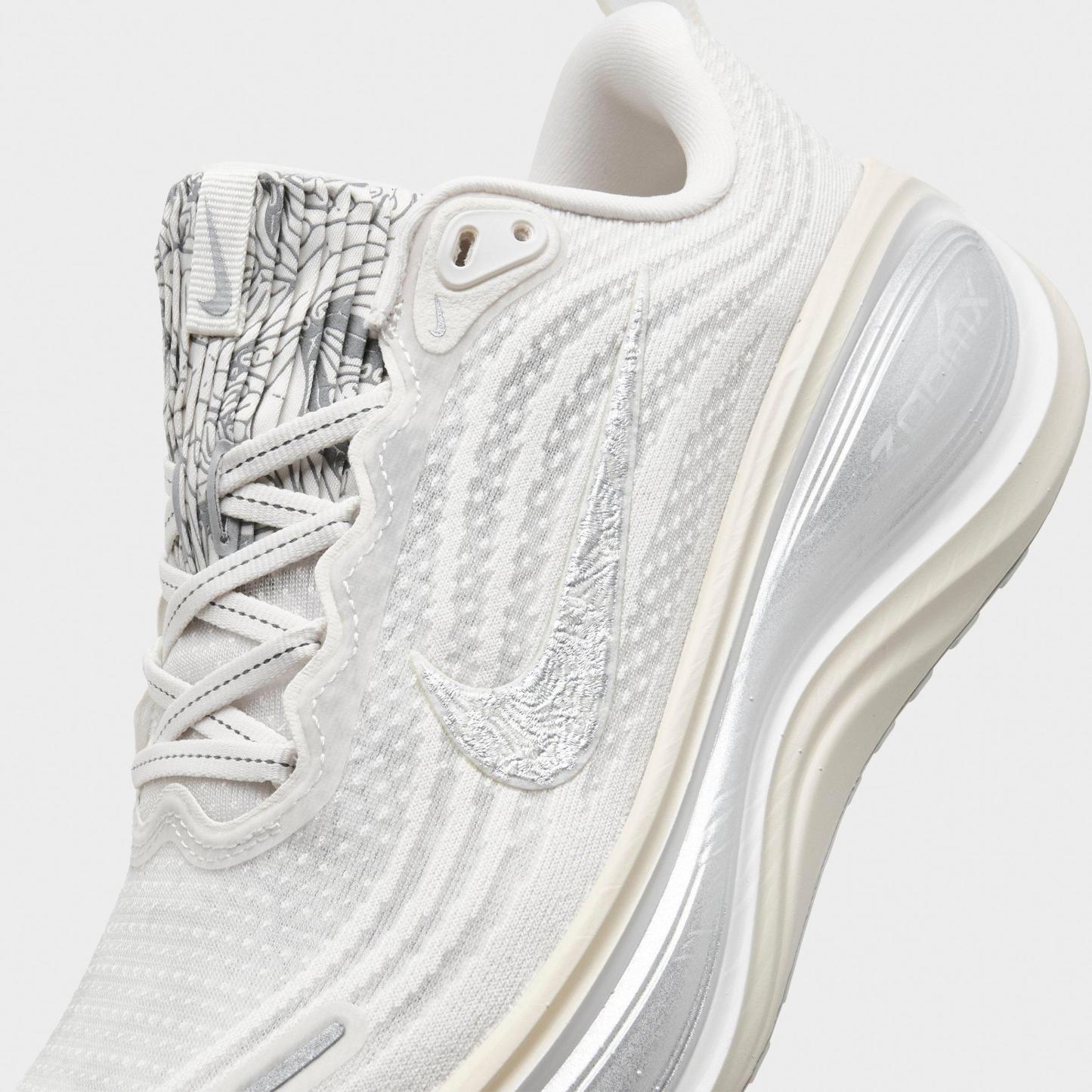 Women's Nithtke Vomero Plus Running Shoes - Part 2 - Phantom/Grey Fog/Light Smoke Grey/Summit White - Detail shot