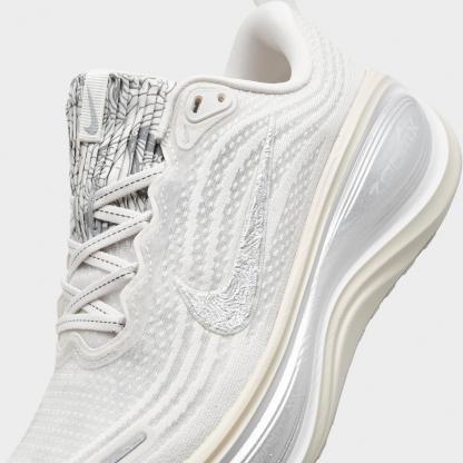 Women's Nithtke Vomero Plus Running Shoes - Part 2 - Phantom/Grey Fog/Light Smoke Grey/Summit White - Detail shot
