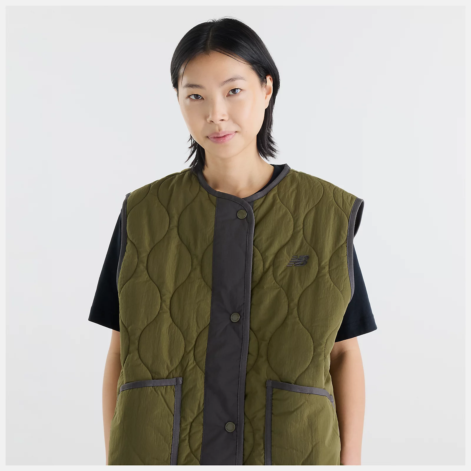 Suhyun is wearing size S and is 5'7"/170.18cm. Chest: 30"/76.2cm, Waist: 24"/60.96cm, Hips: 35"/88.9cm