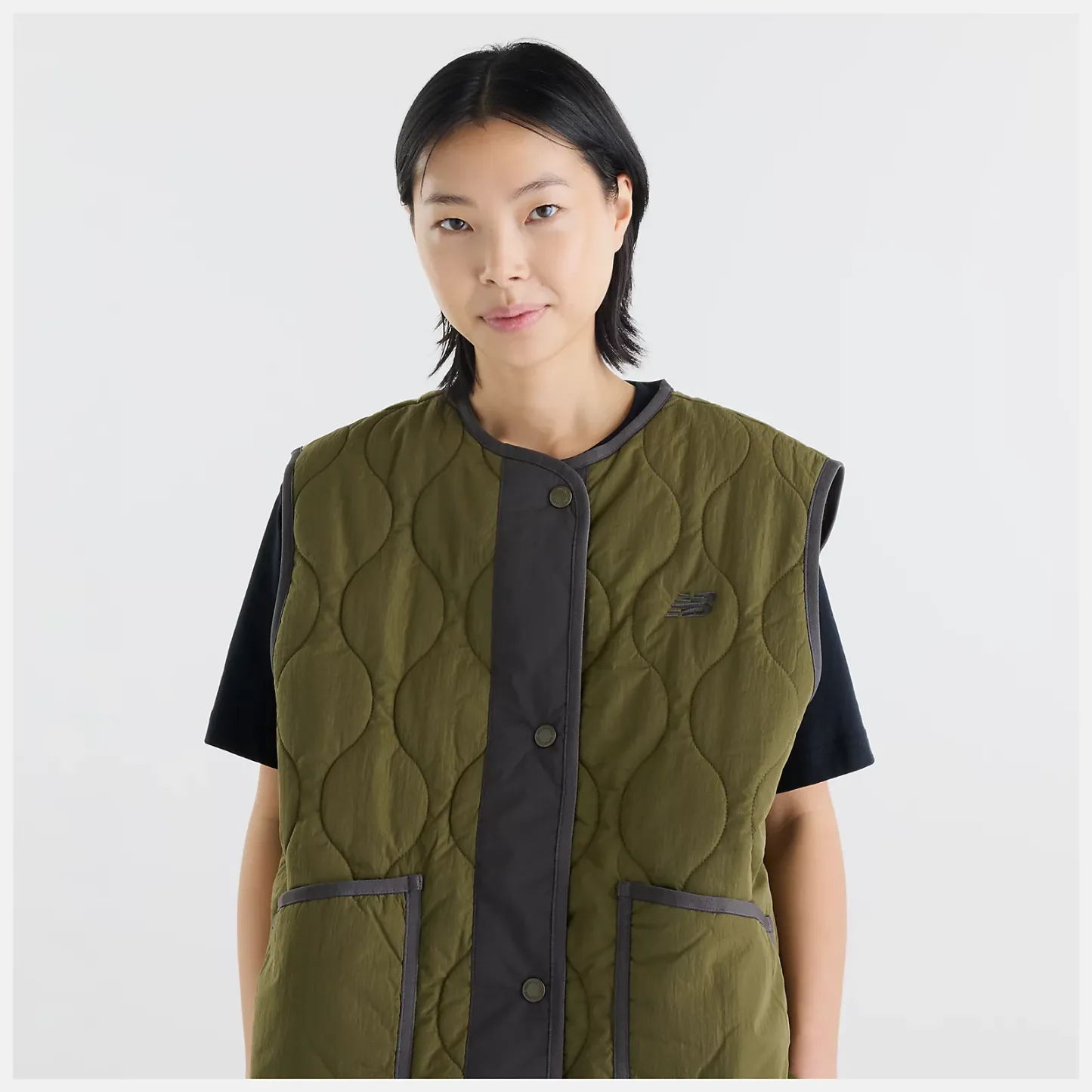 Suhyun is wearing size S and is 5'7"/170.18cm. Chest: 30"/76.2cm, Waist: 24"/60.96cm, Hips: 35"/88.9cm