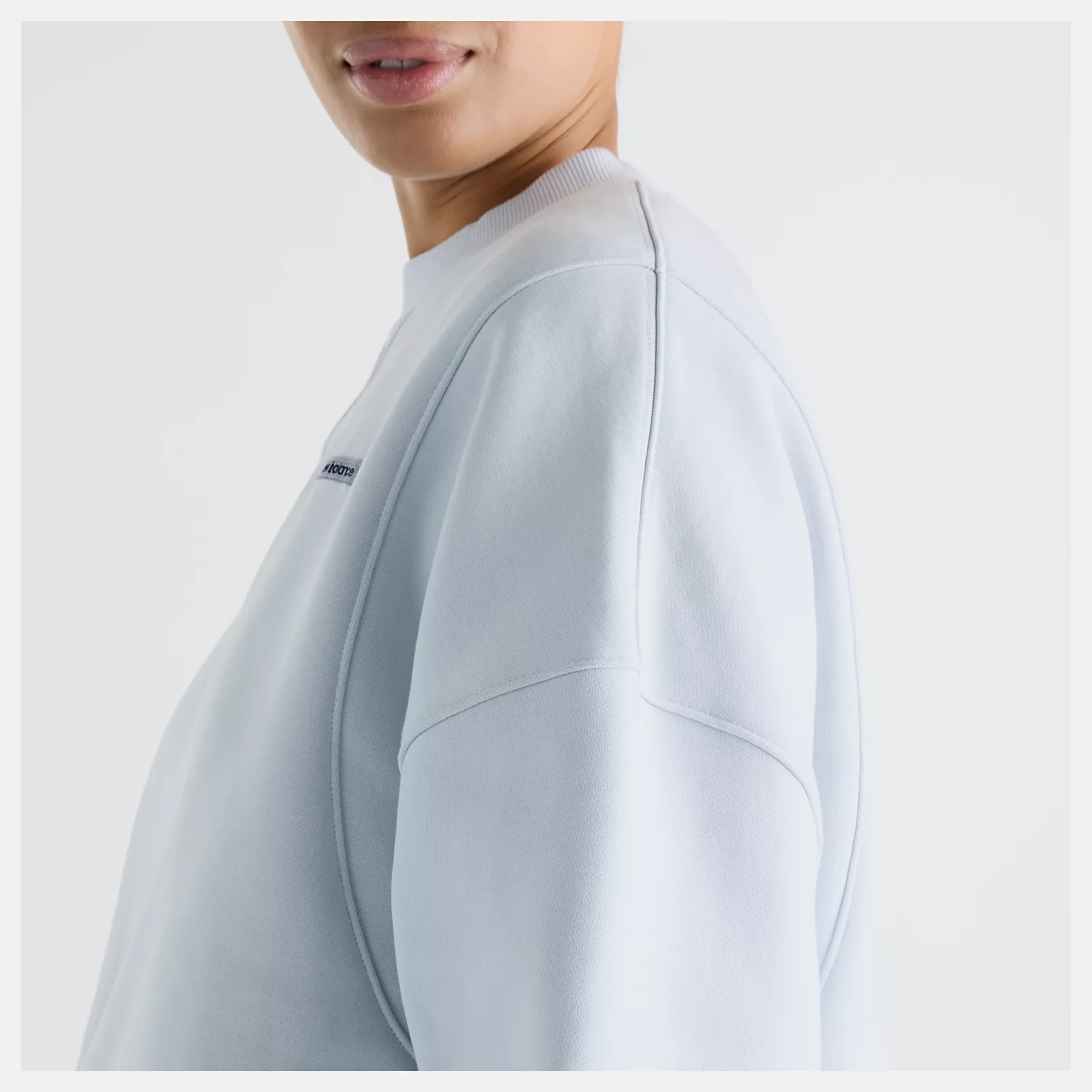 Nisaa is wearing size S and is 5'10"/177.8cm. Chest: 32"/81.28cm, Waist: 26"/66.04cm, Hips: 39"/99.06cm