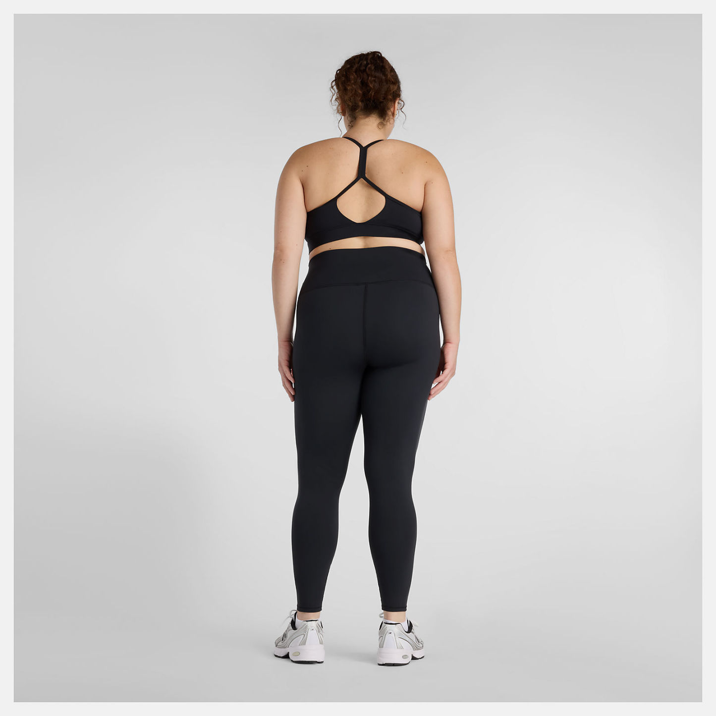Ciara is wearing size XL and is 5'7"/170cm. Chest: 47"/119cm, Waist: 40"/102cm, Hips: 49"/124cm
