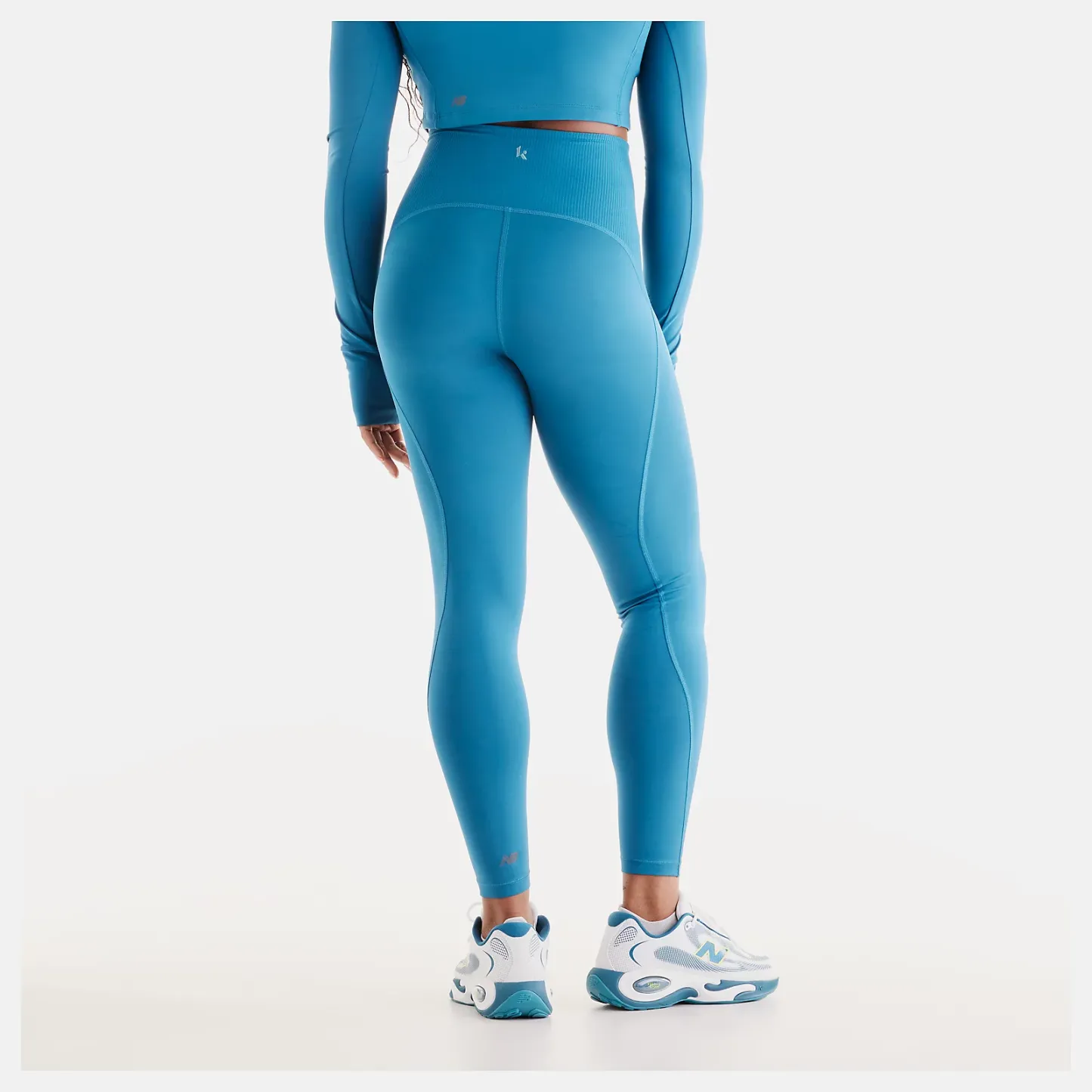 Isio-Maya is wearing size S and is 5'8"/172.72cm. Chest: 34"/86.36cm, Waist: 27.5"/69.85cm, Hips: 39"/99.06cm