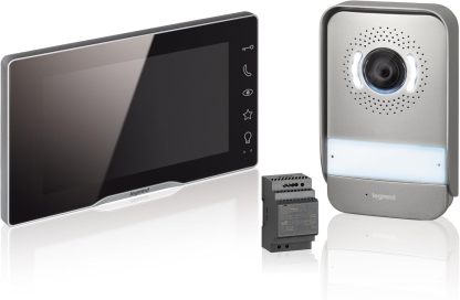 LEGRAND, Easykit Plus 368915 Kit d'interphone vidéo avec connecteur 2 fils, écran couleur miroir de 7" et caméra grand angle 1/2, kit de maison familiale, extensible, alimentation encastrée en ligne,