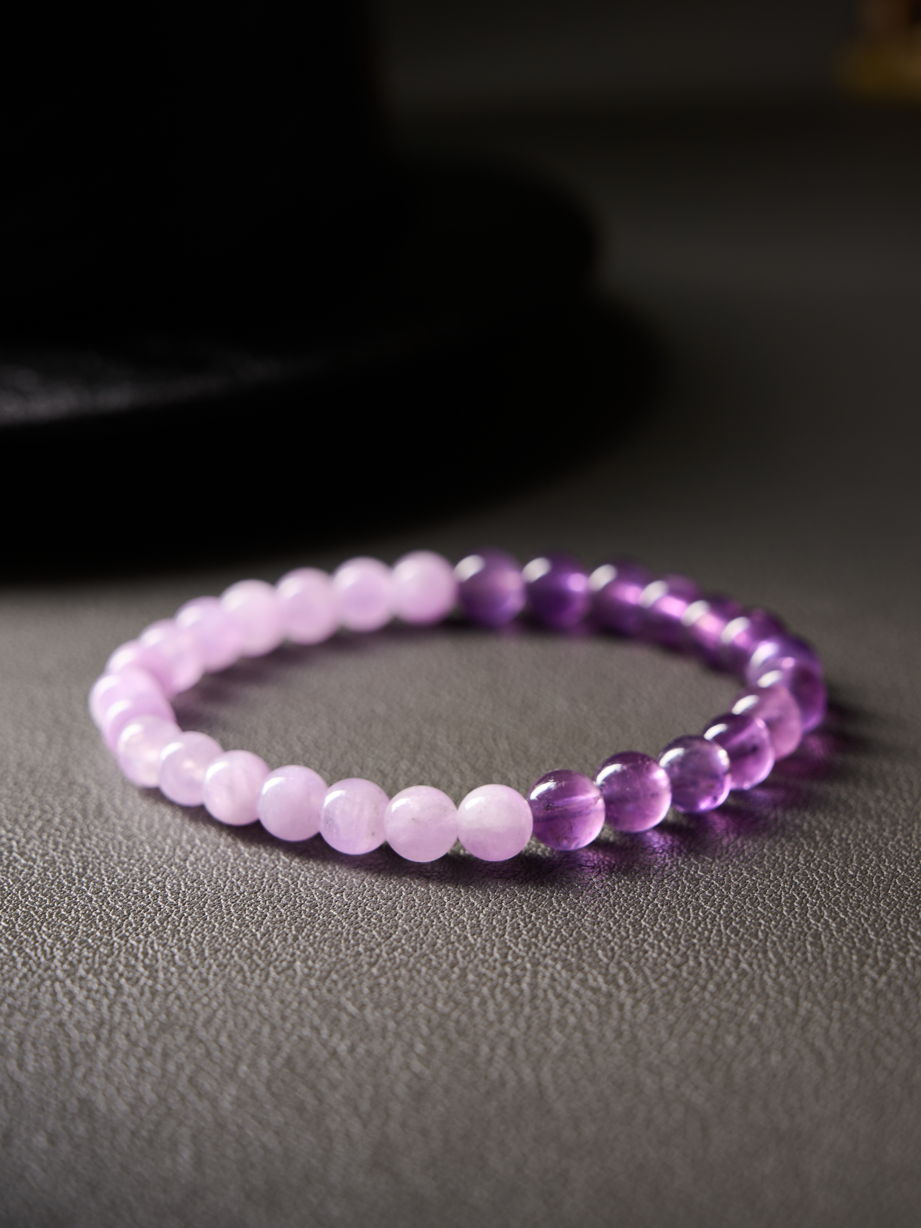 AvigJewelry amethyst and kunzite handcrafted bracelet, elastic 16–18 cm — full flat-lay top view