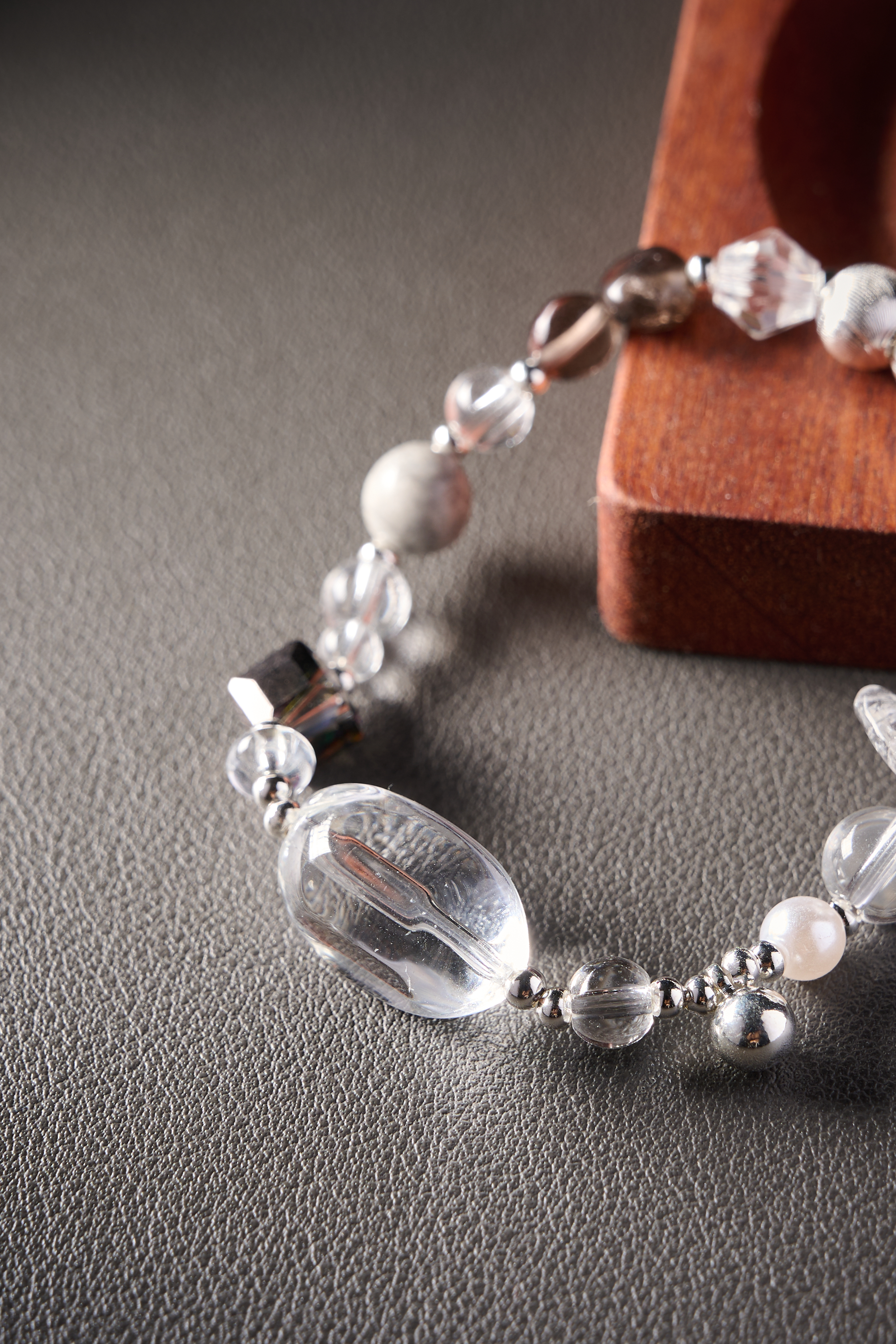 Close-up – clear quartz centerpiece reflecting light and polished texture.