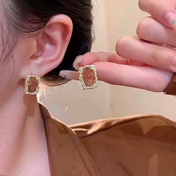 Gold rectangular rhinestone stud earrings product video E6818