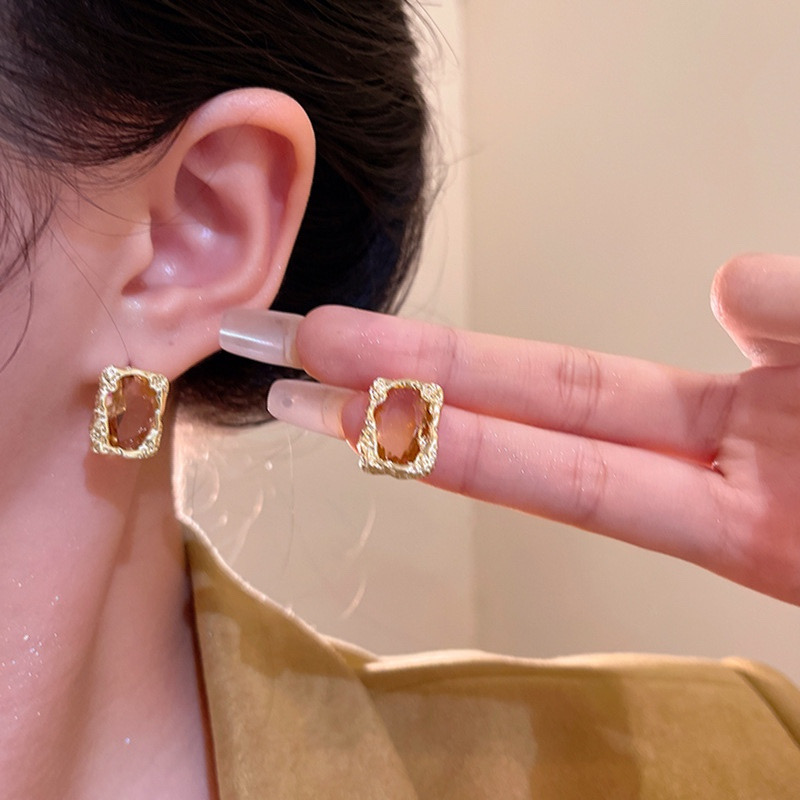Gold rectangular stud earrings model and close-up view E6818