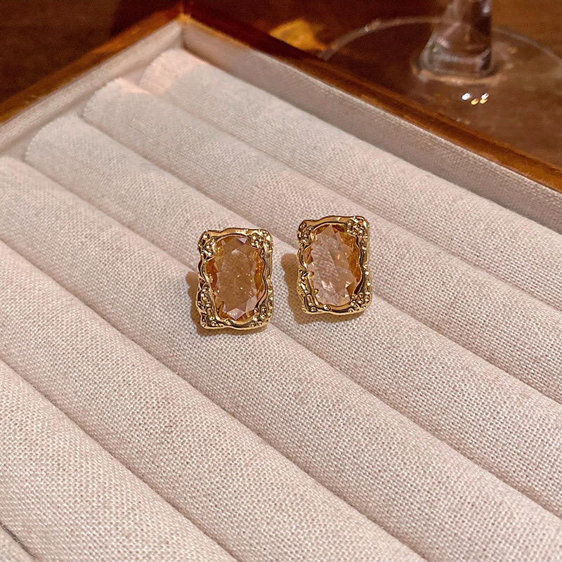 Gold rectangular stud earrings jewelry box display E6818
