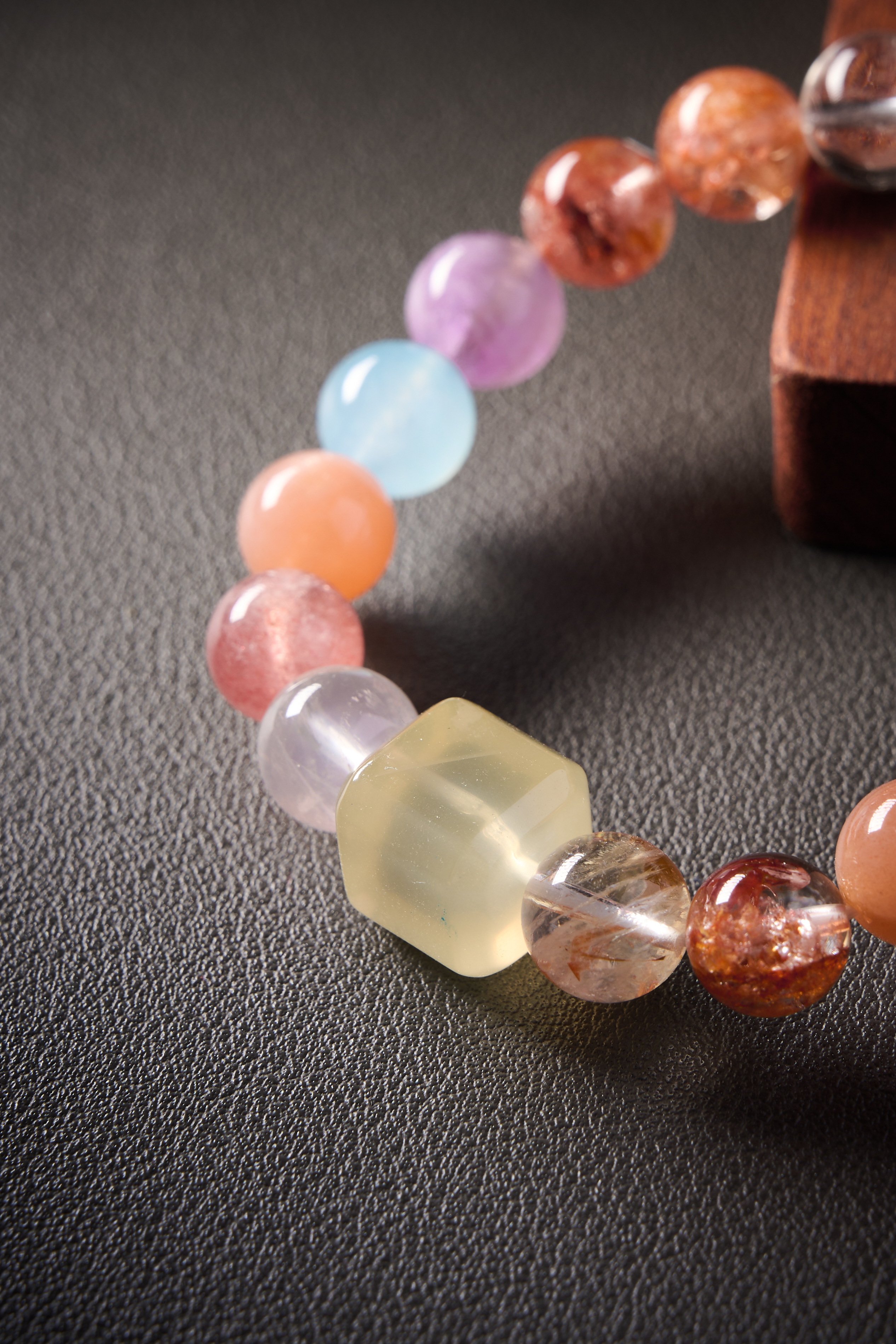 Detail – aquamarine’s soft blue tone beside clear quartz transparency, smooth and luminous.