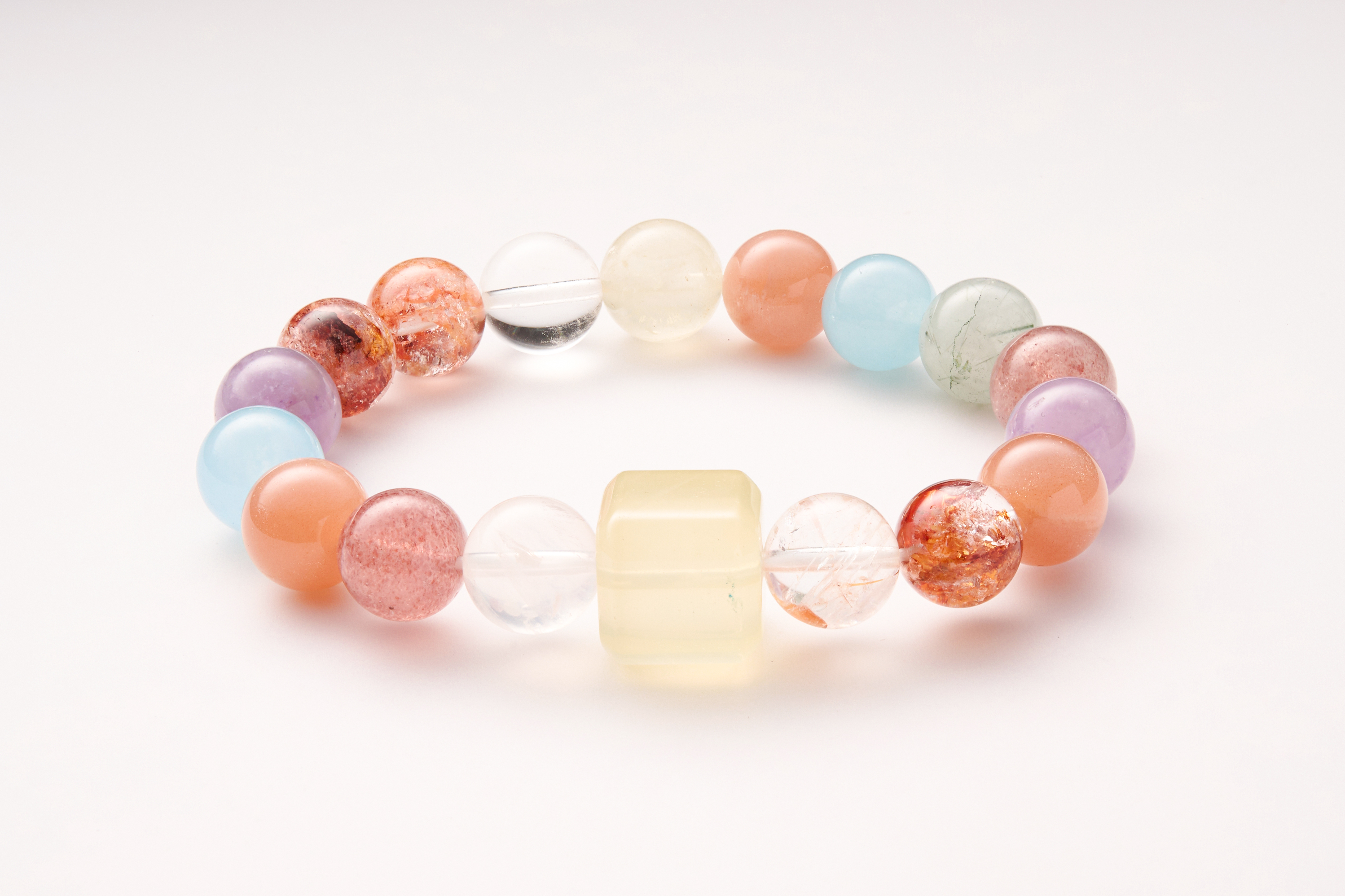 Texture highlight – clear quartz beads with high clarity and natural inclusions under soft light.