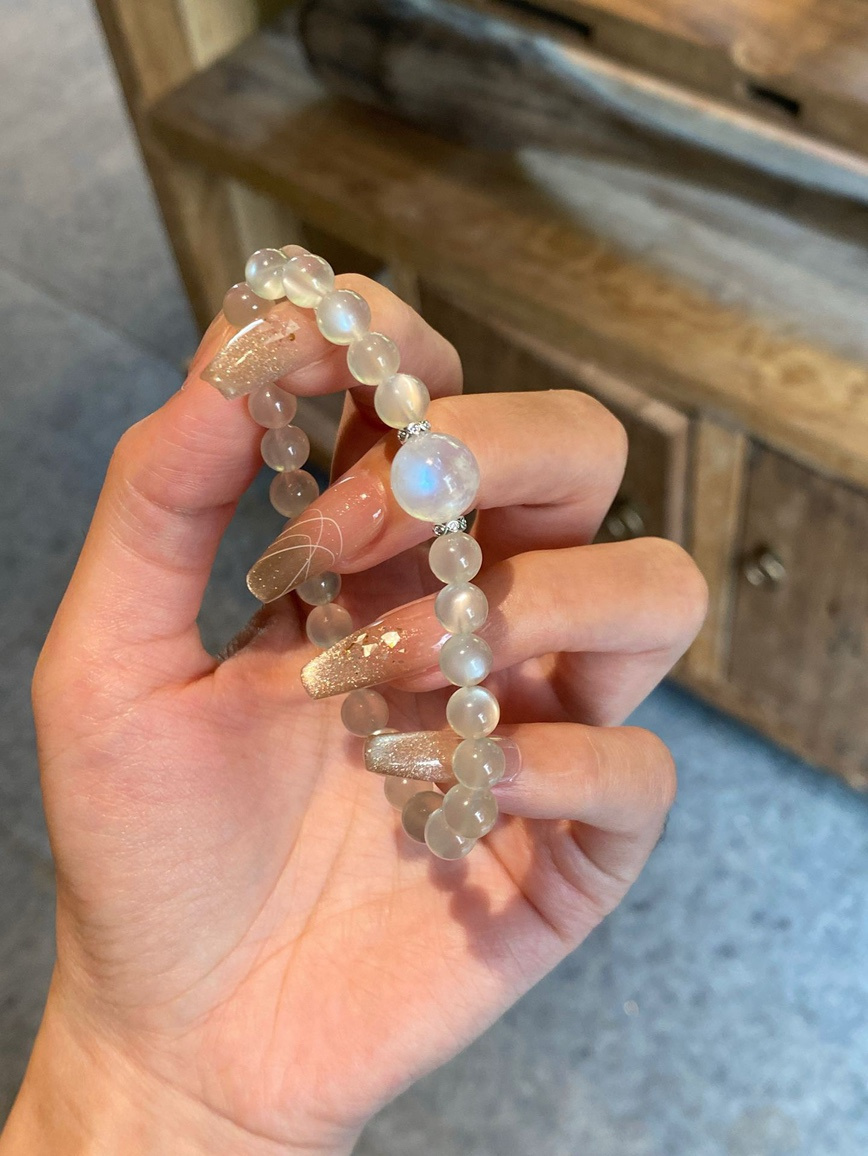 Close-up – detailed shot of moonstone beads showing translucent texture.