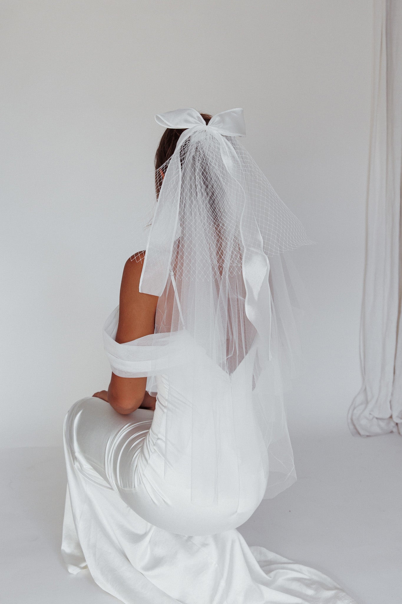 Evelyn Bow & Fishnet Bridal Veil White-Fable Dress