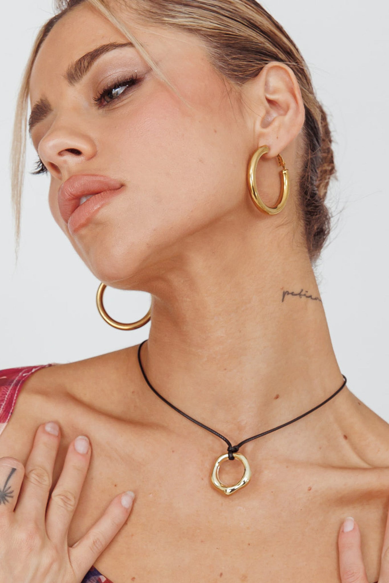 Carmen Circle Pendant Necklace Gold-Fable Dress