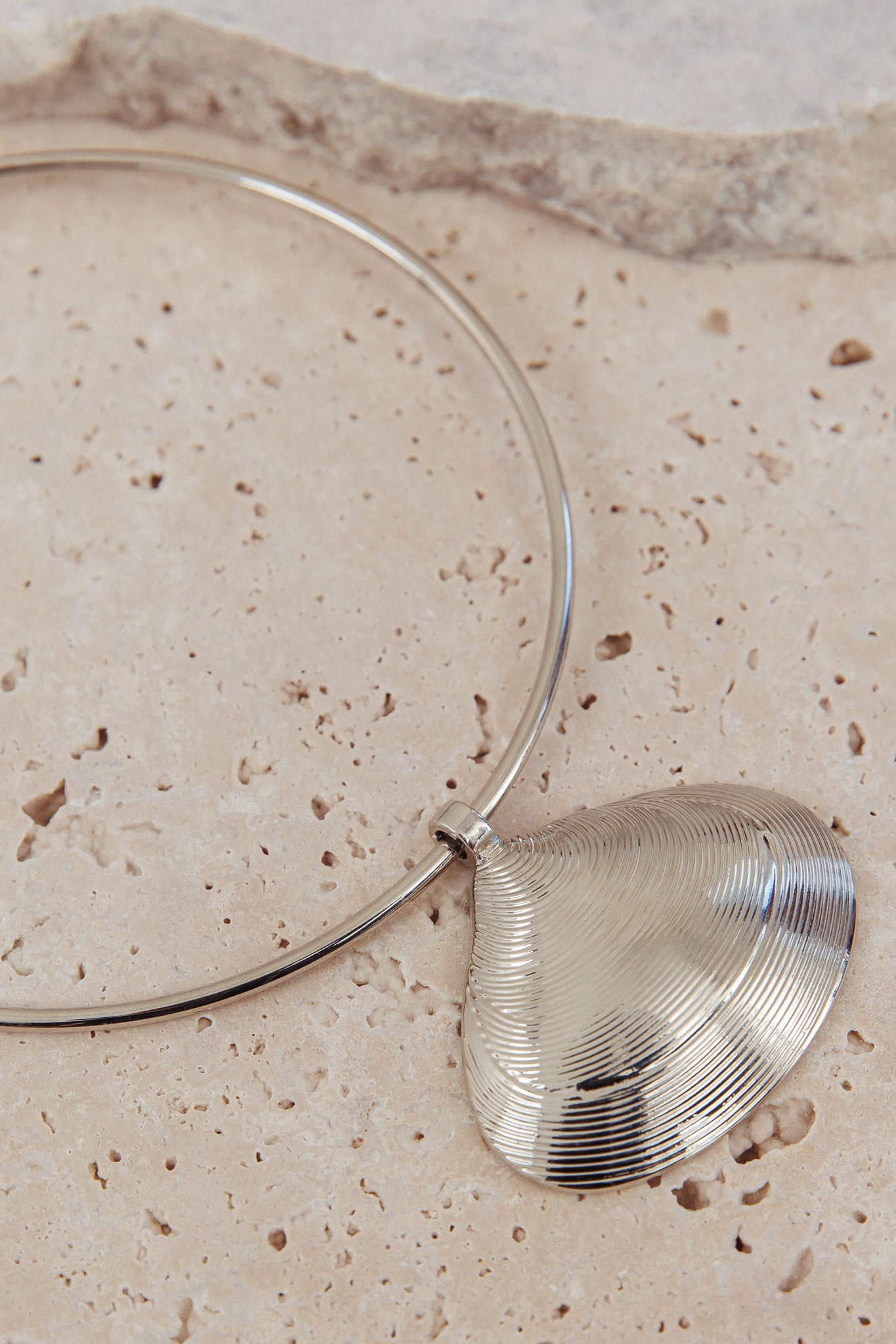 Zuma Shell Pendant Choker Necklace Dark Silver-Fable Dress