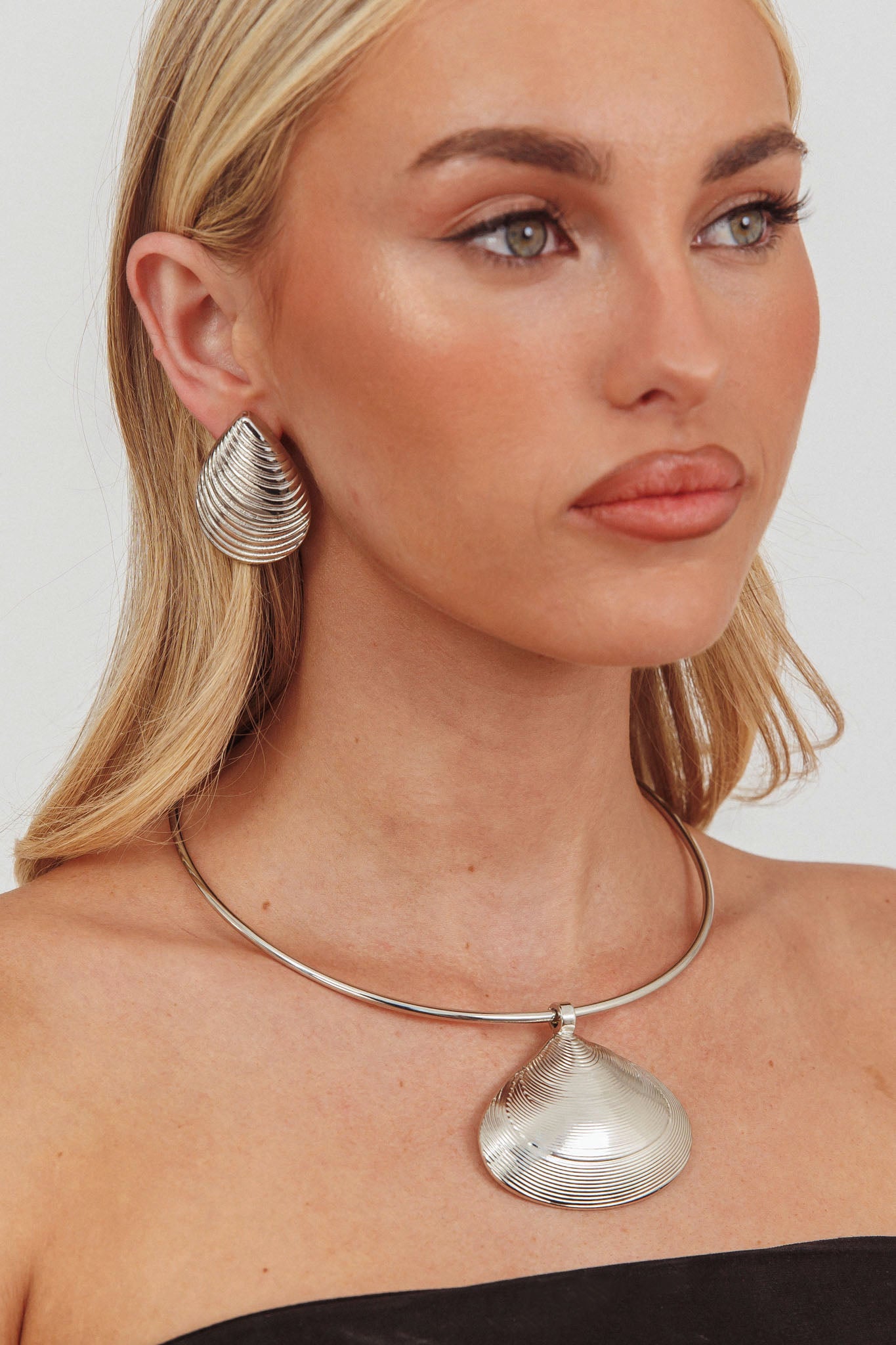 Zuma Shell Pendant Choker Necklace Dark Silver-Fable Dress