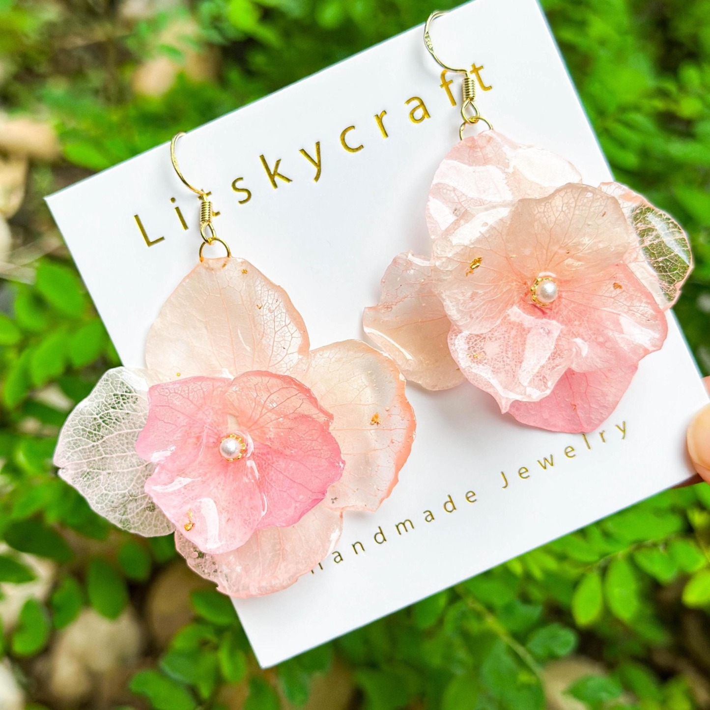Handmade Hydrangea Resin Earrings" 🌸💎
