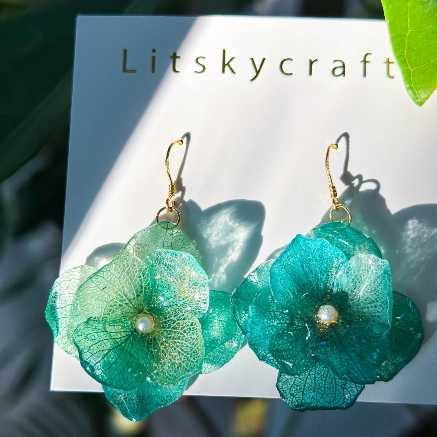 Handmade Hydrangea Resin Earrings" 🌸💎