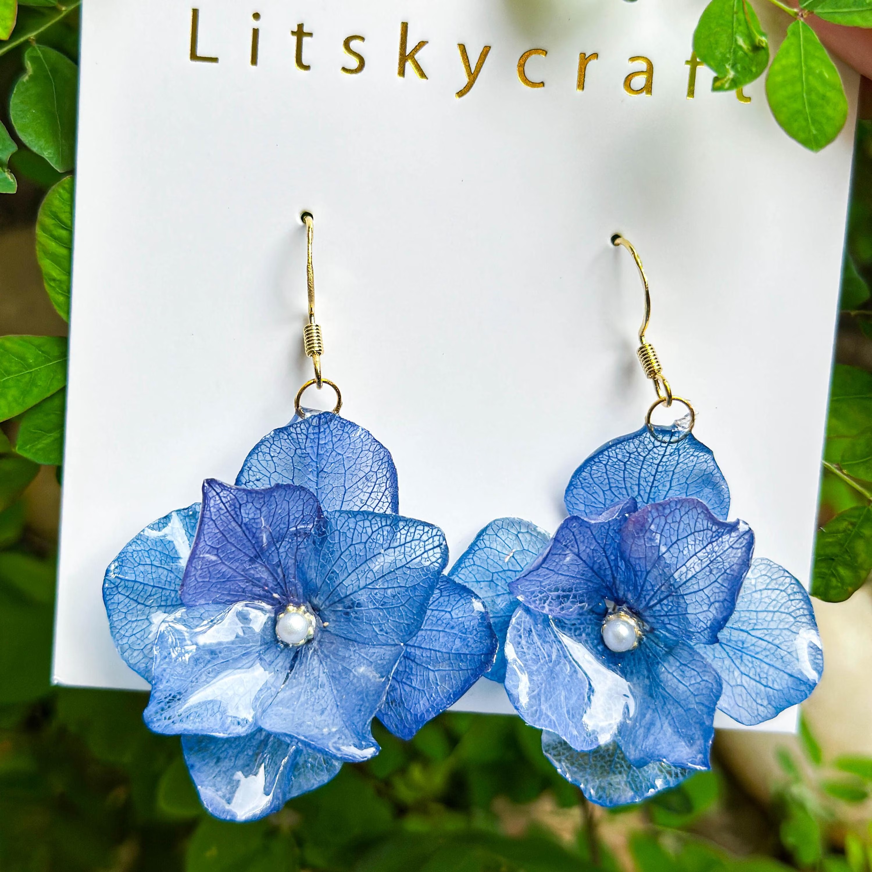 Handmade Hydrangea Resin Earrings" 🌸💎