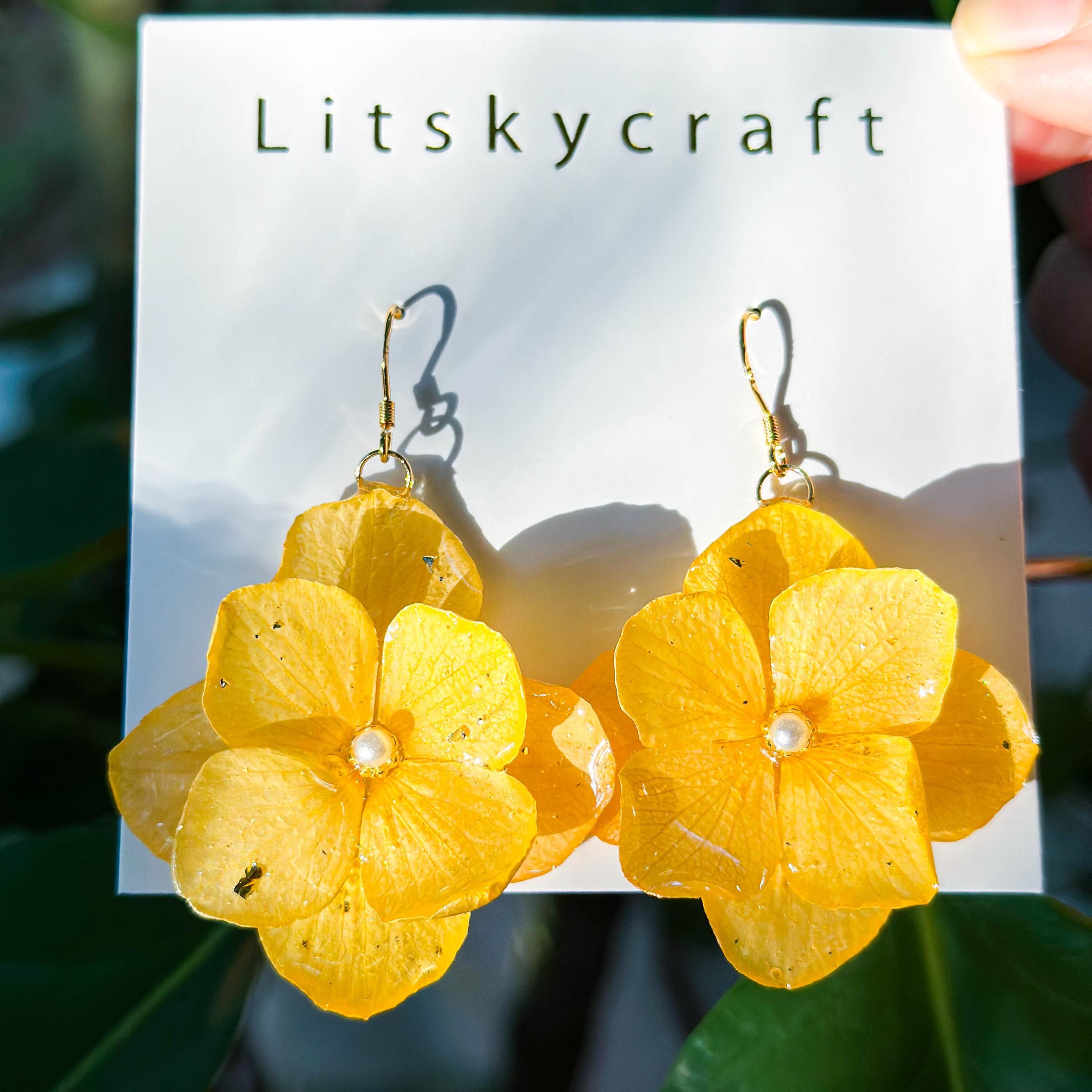 Handmade Hydrangea Resin Earrings" 🌸💎