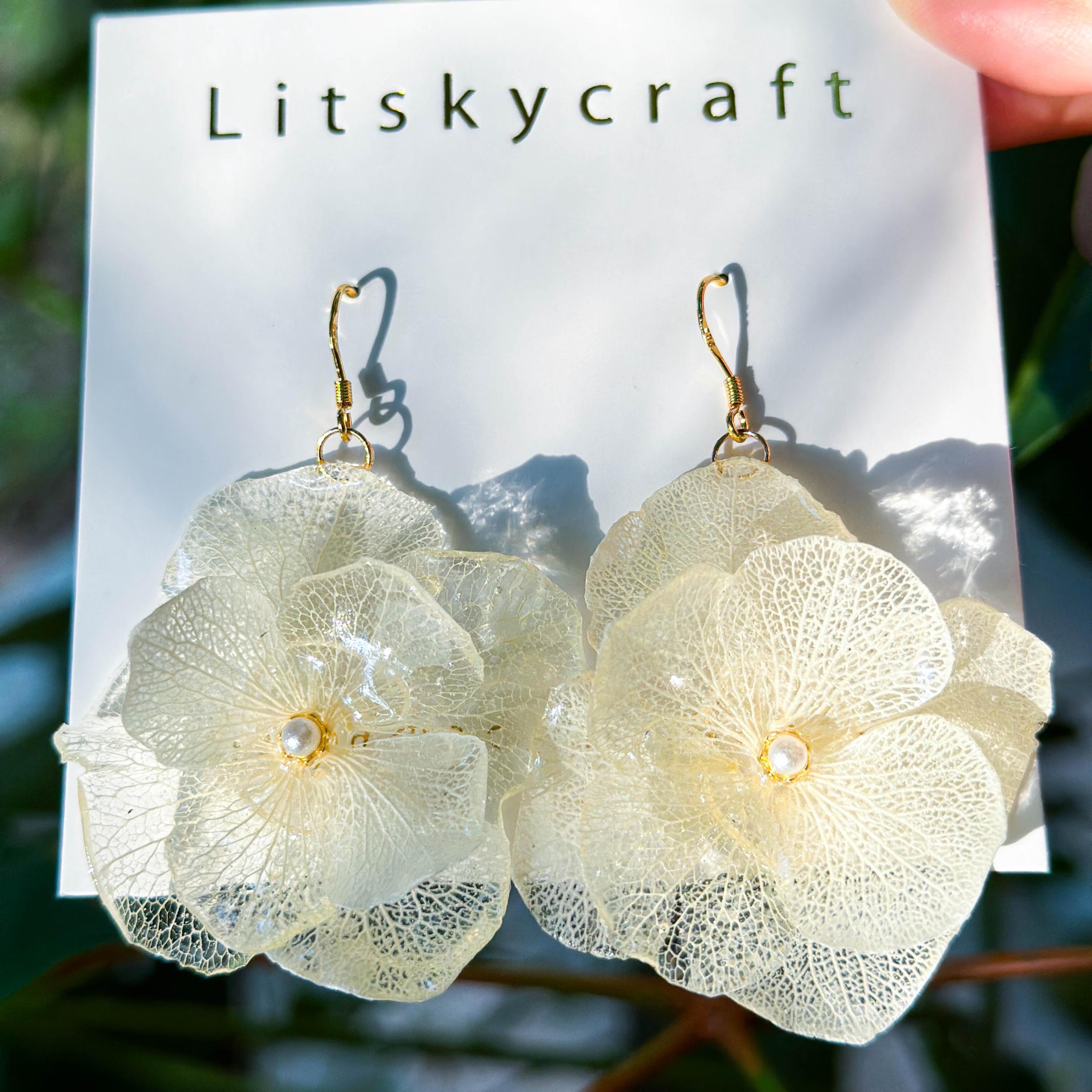 Handmade Hydrangea Resin Earrings" 🌸💎