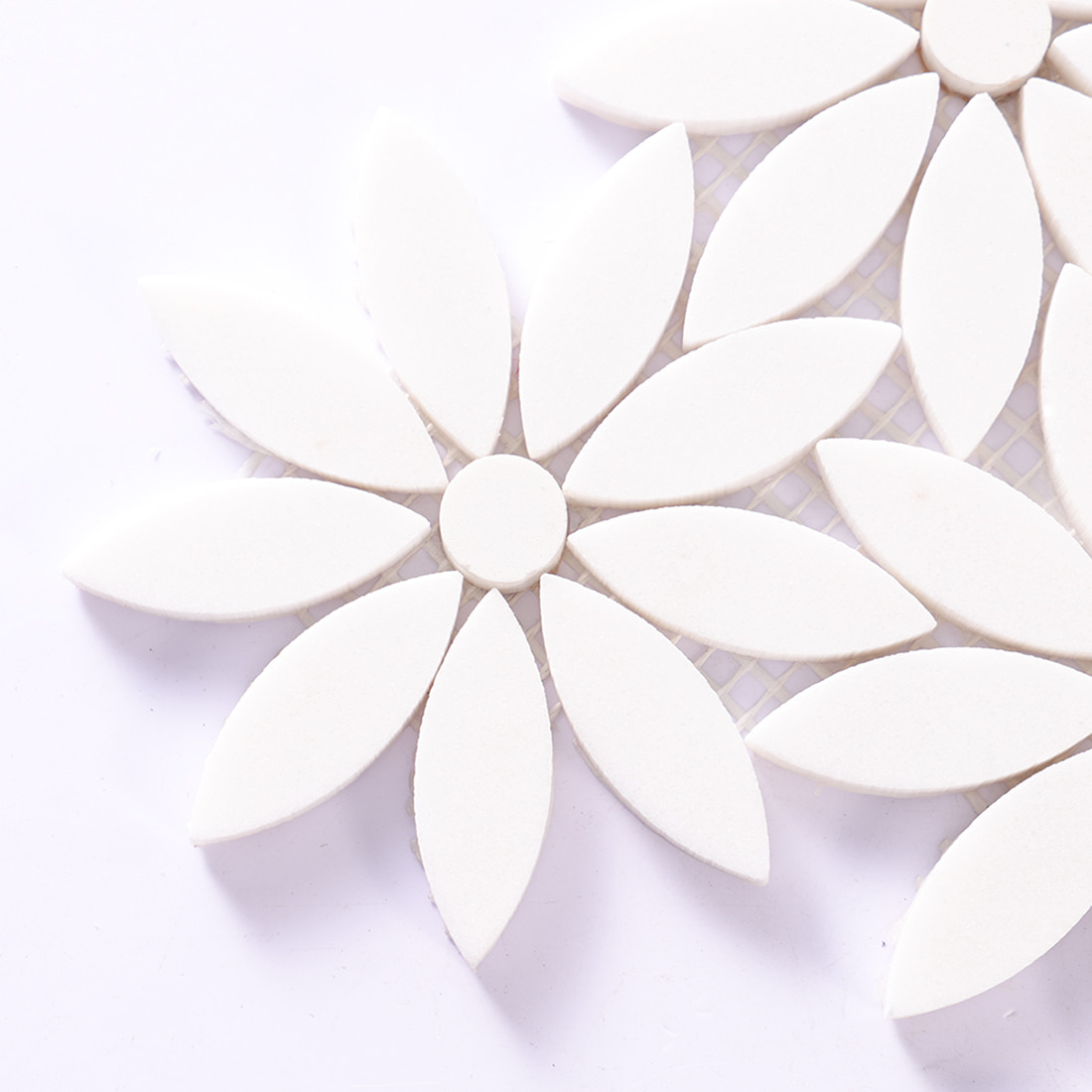 Close up of a single white daisy flower tile on mosaic mesh backing