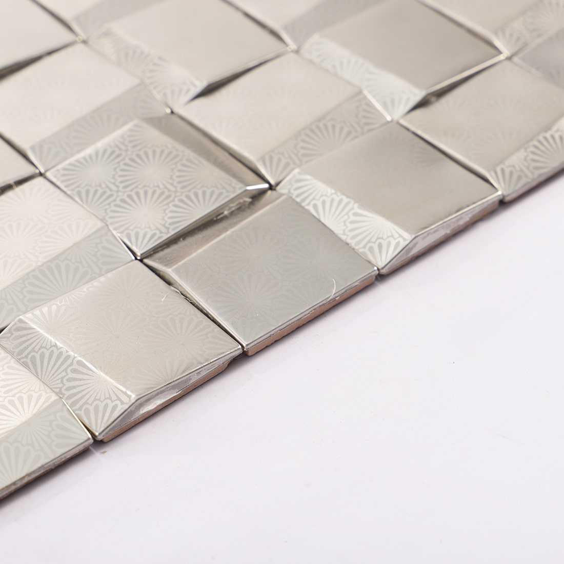 Edge detail of silver stainless steel 3D square mosaic tile sheet