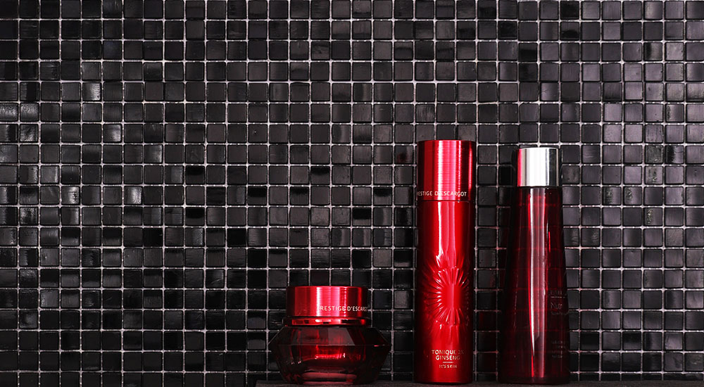 {"default":"High-gloss black square tiles mosaic for modern kitchen or bathroom backsplash."}
