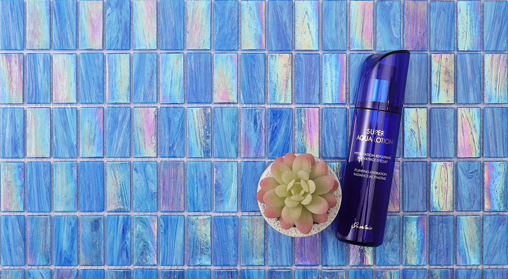 {"default":"Iridescent blue vertical tiles made of vitreous glass for stylish wall decor."}
