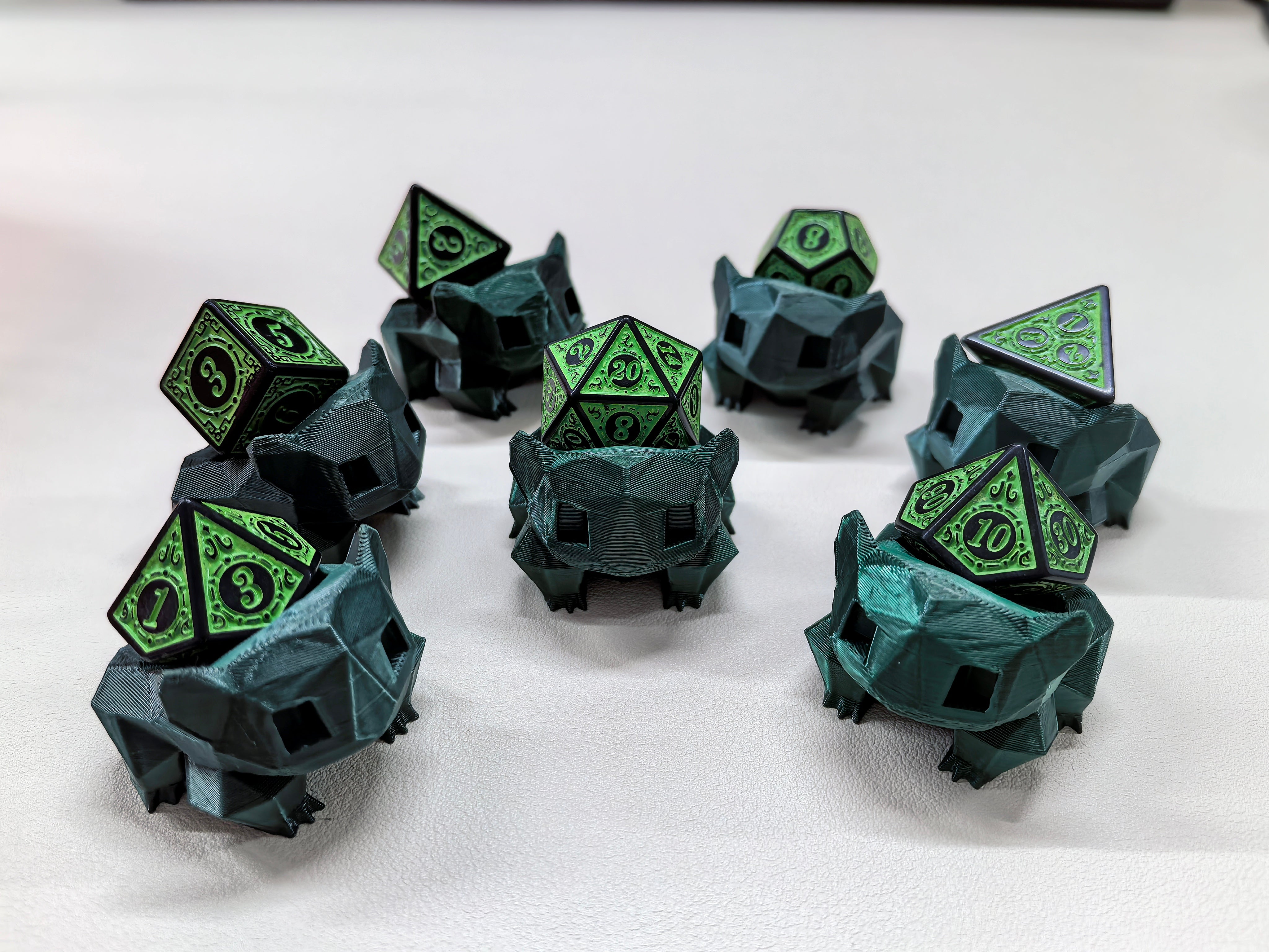 Bulbasaur D20 Dice Guardian + Mystery D20 (Random Color)