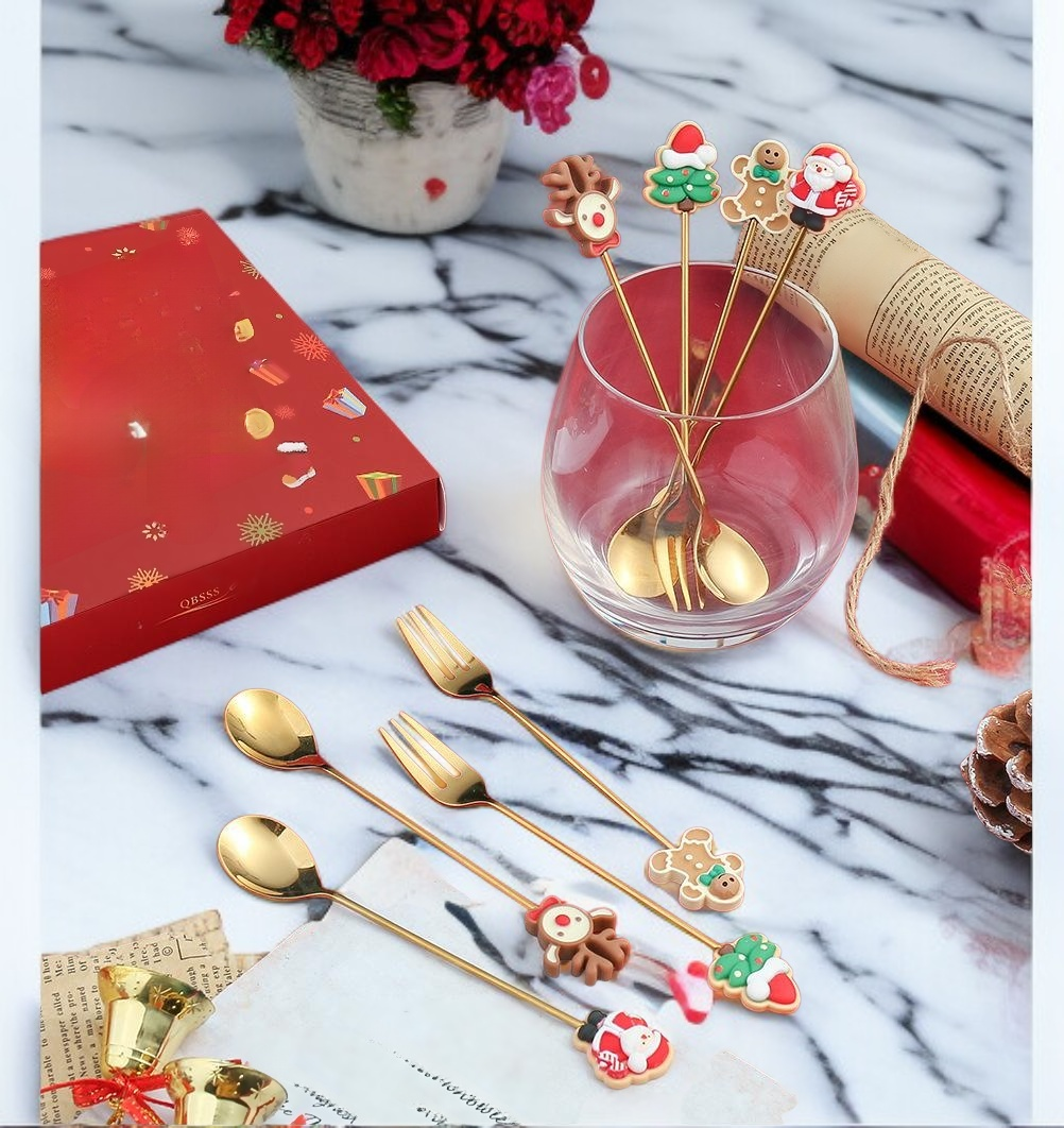 Elegancka łyżka ze stali nierdzewnej w dekoracji bożonarodzeniowej