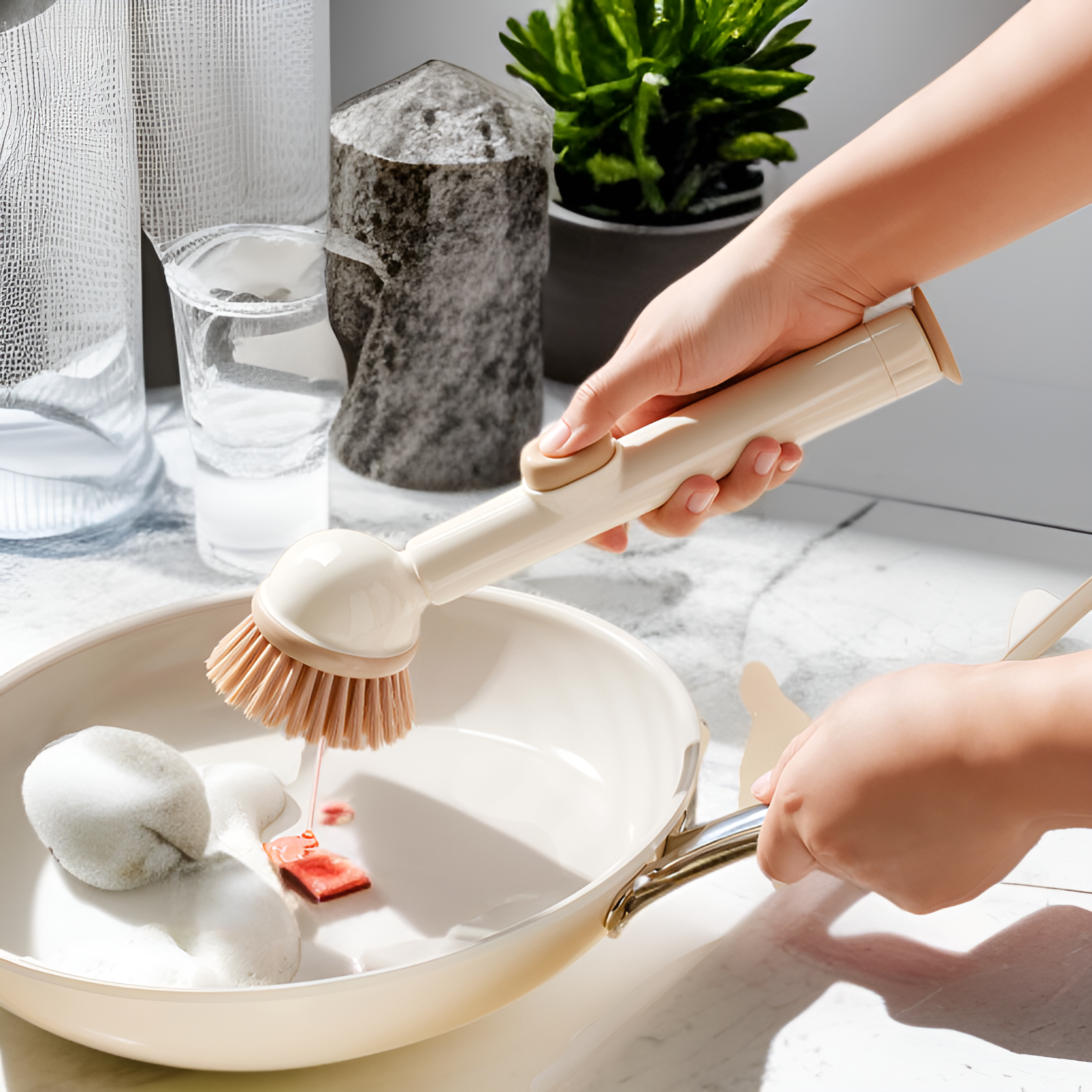 Szczoteczka z włosiem idealna do mycia butelek i szklanek