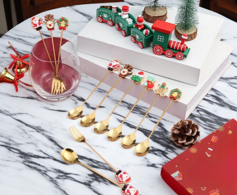 Komplet naczyń na święta z motywem świątecznym