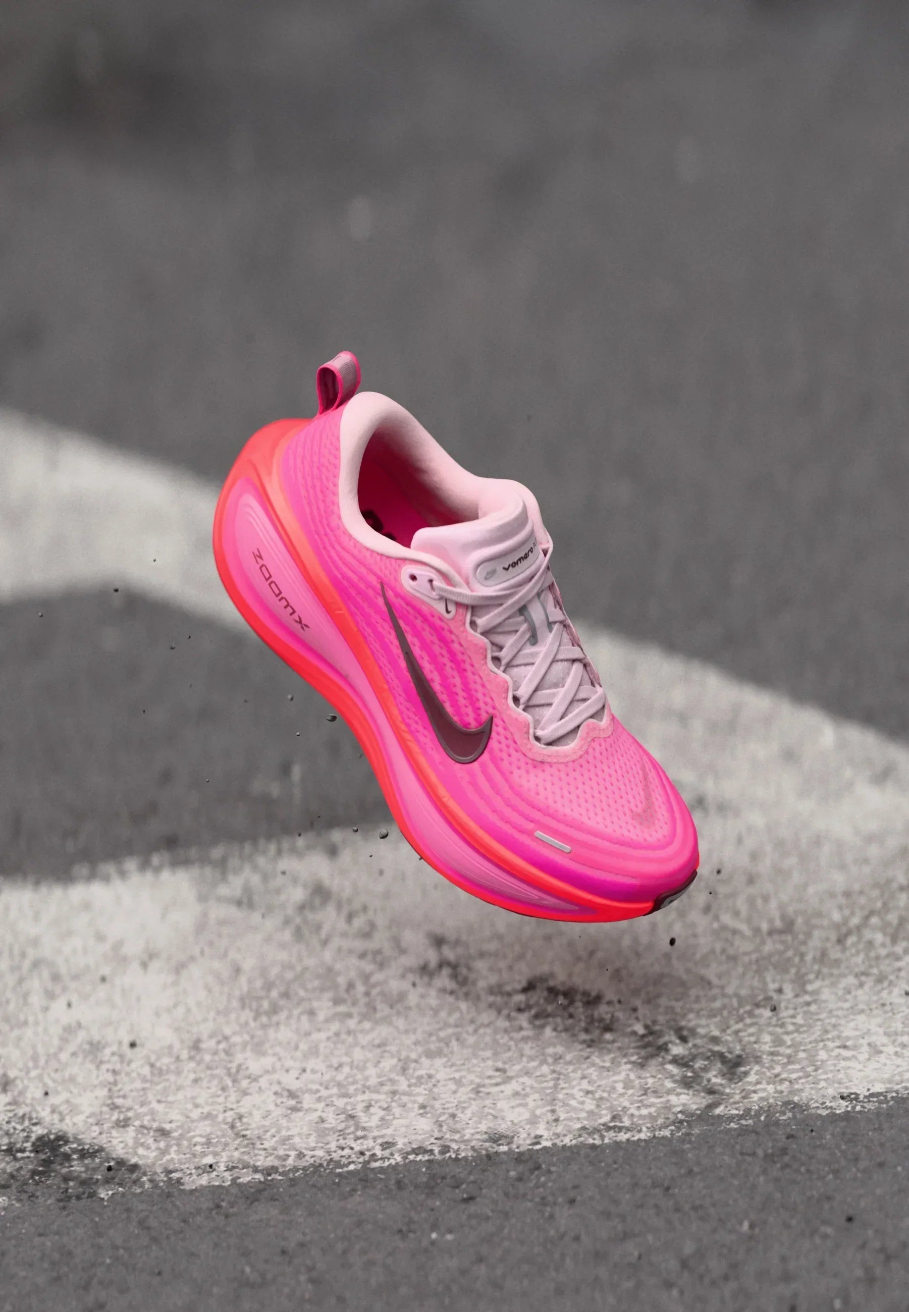VOMERO PLUS - Running shoes