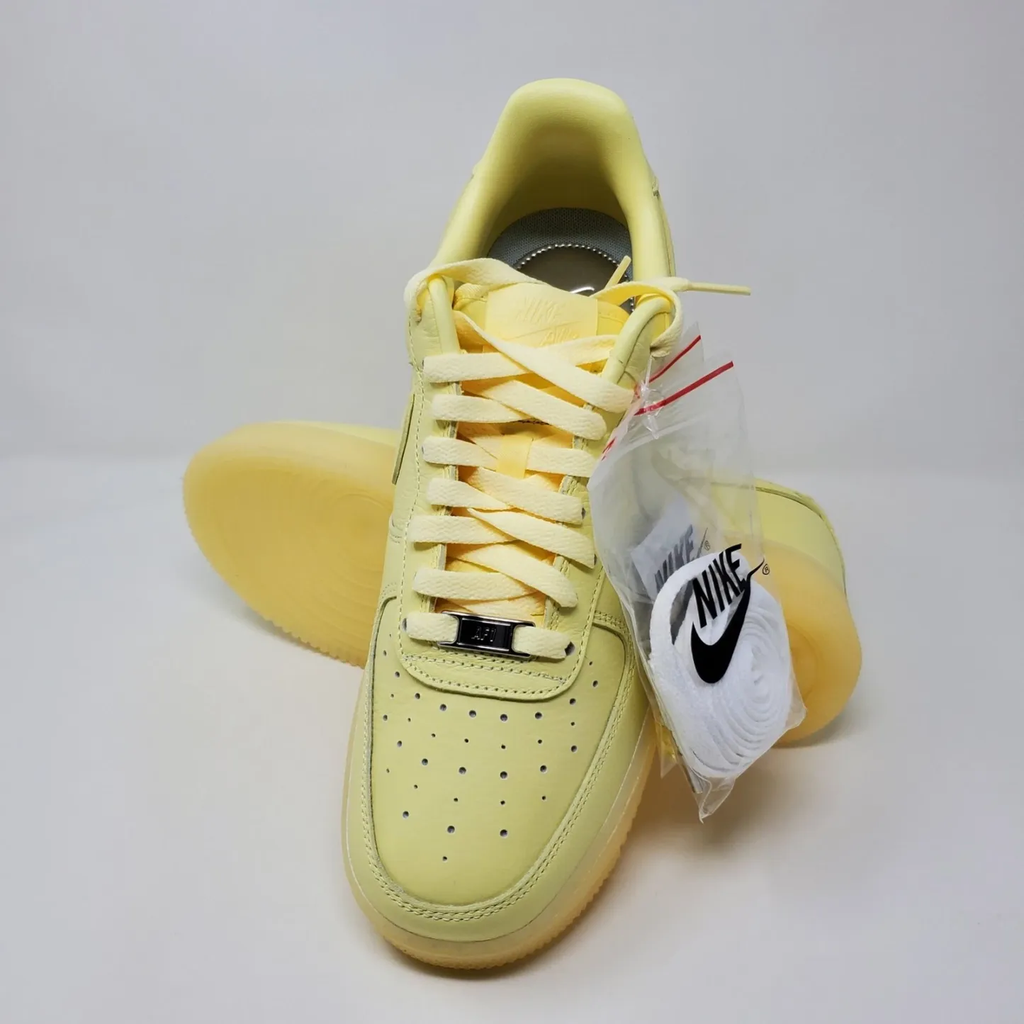Nthtike Athtir Fothtrce 1 Low Certified Lover Boy Citron Yellow 