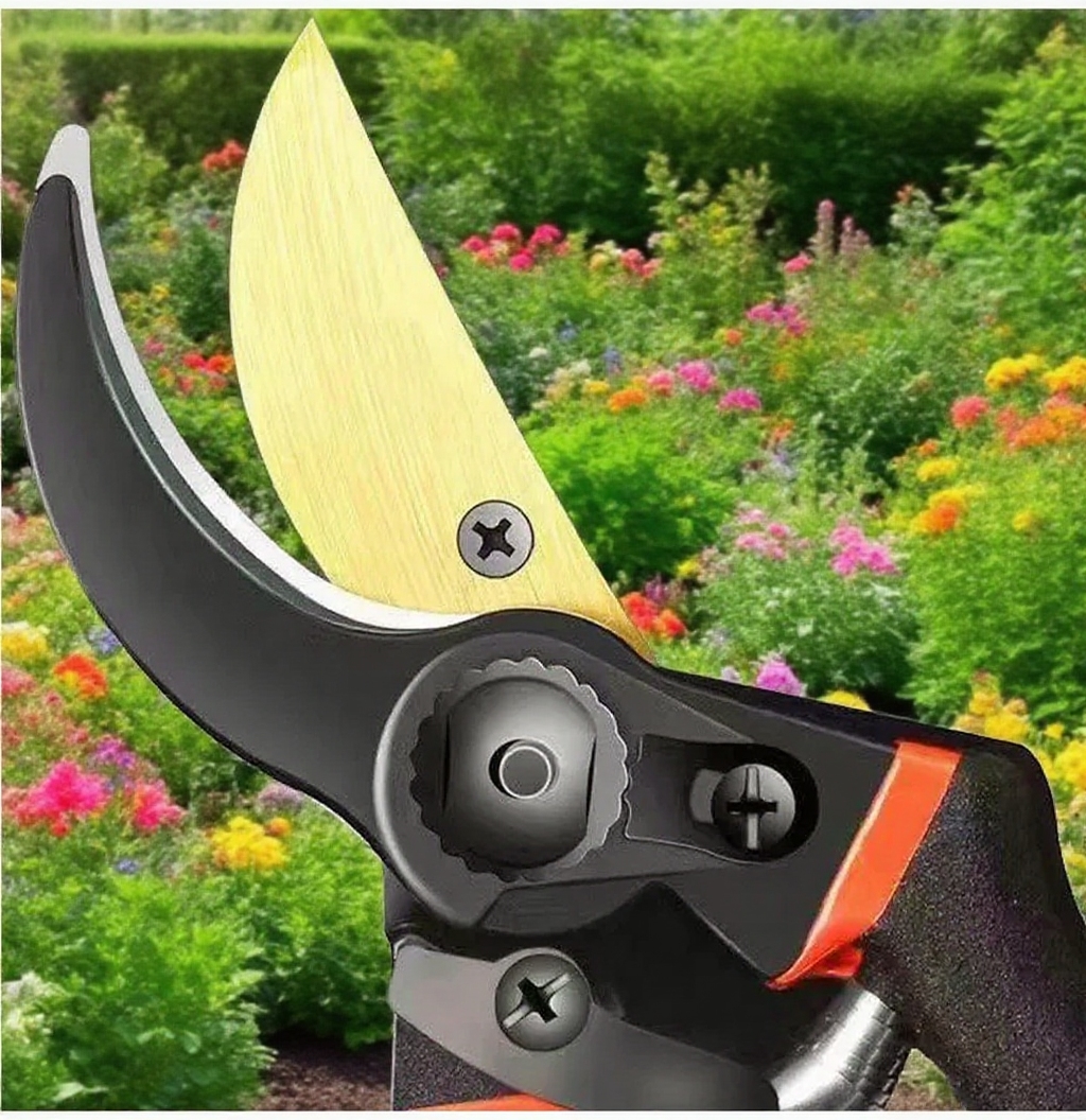 Gartenschere im Einsatz im Garten