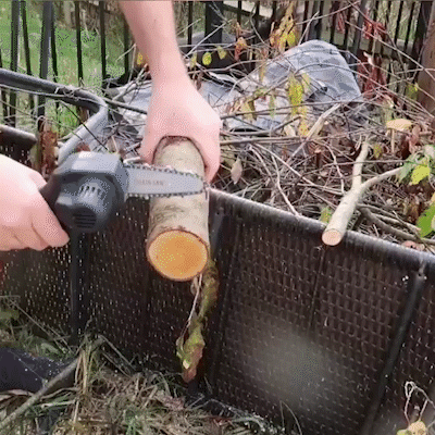 Einhand-Kettensäge beim Holzschneiden