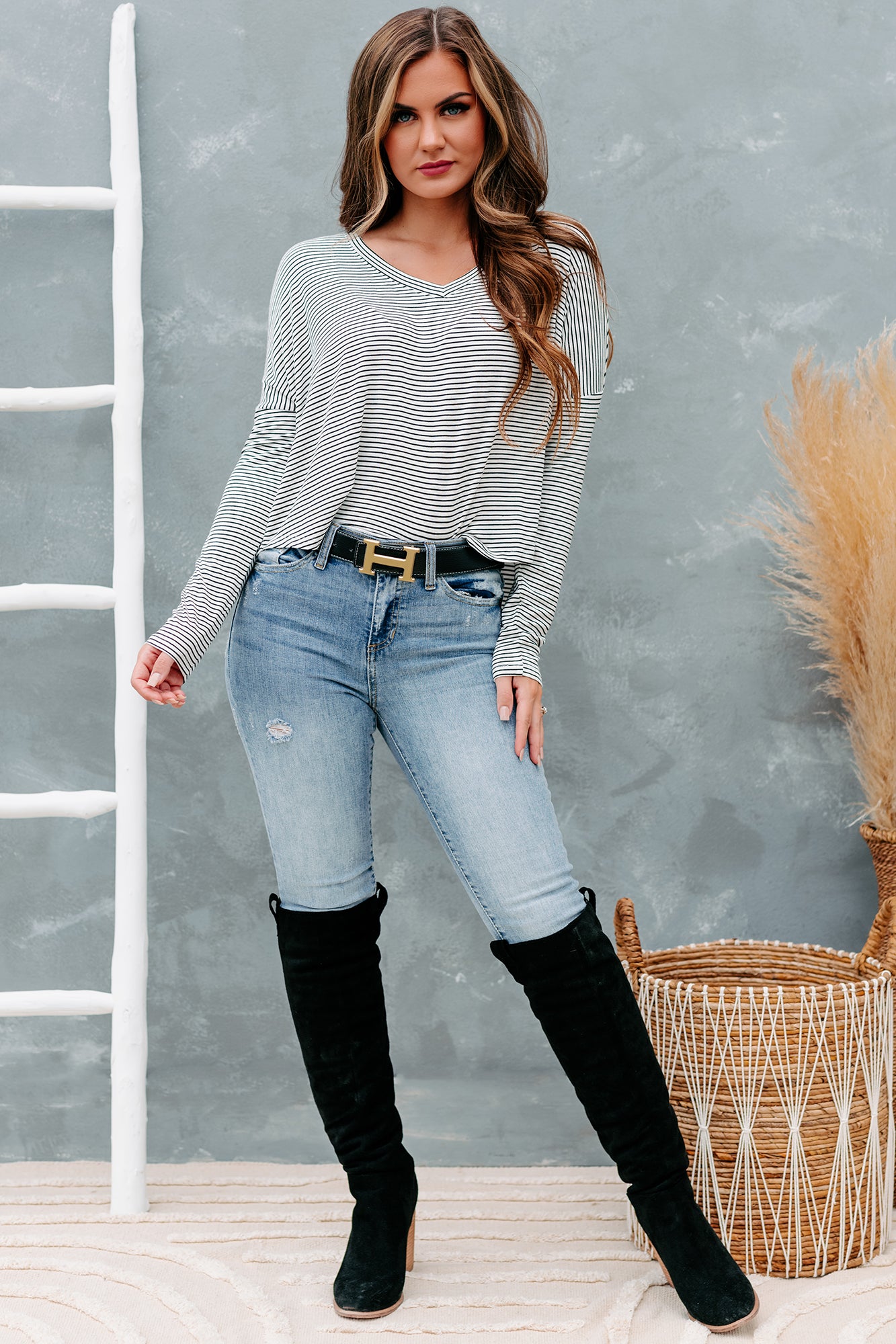 Similar Interests Sneak Peek Frayed Hem Skinny Jeans (Medium Light)-The Formal Wear